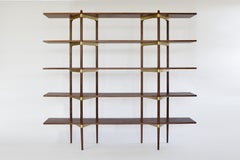 Modernes, hohes „Primo“-Regalsystem von Casey Lurie Studio aus Nussbaum mit Messing