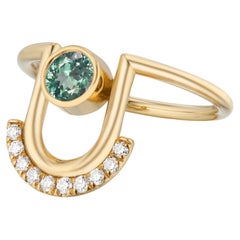 Casey Perez 14K Gold Moderner Arc-Ring mit gebändertem Detail und grünem Turmalin