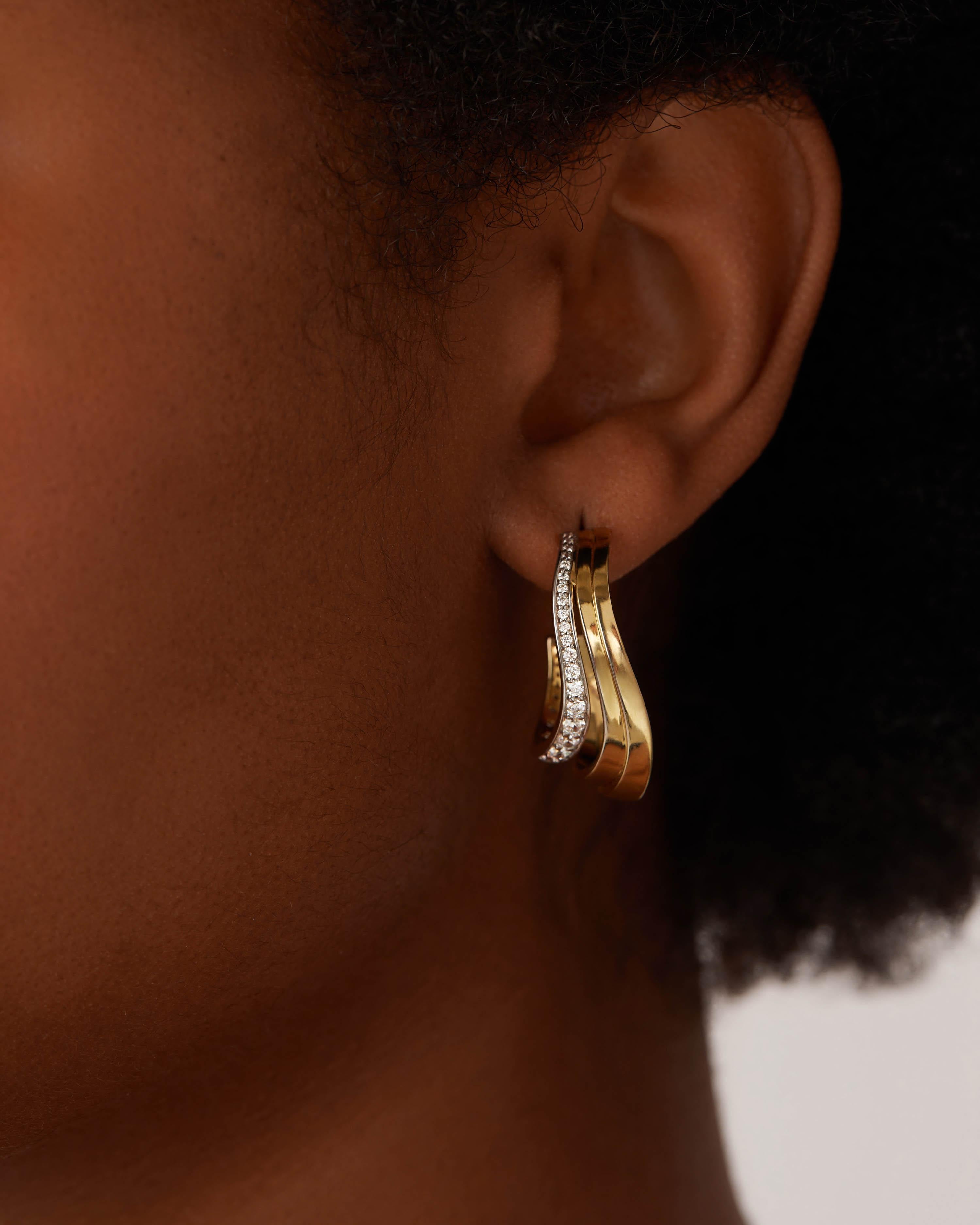 Contemporain Casey Perez, boucle d'oreille sculpturale en or 14 carats avec 1 carat de diamants en vente