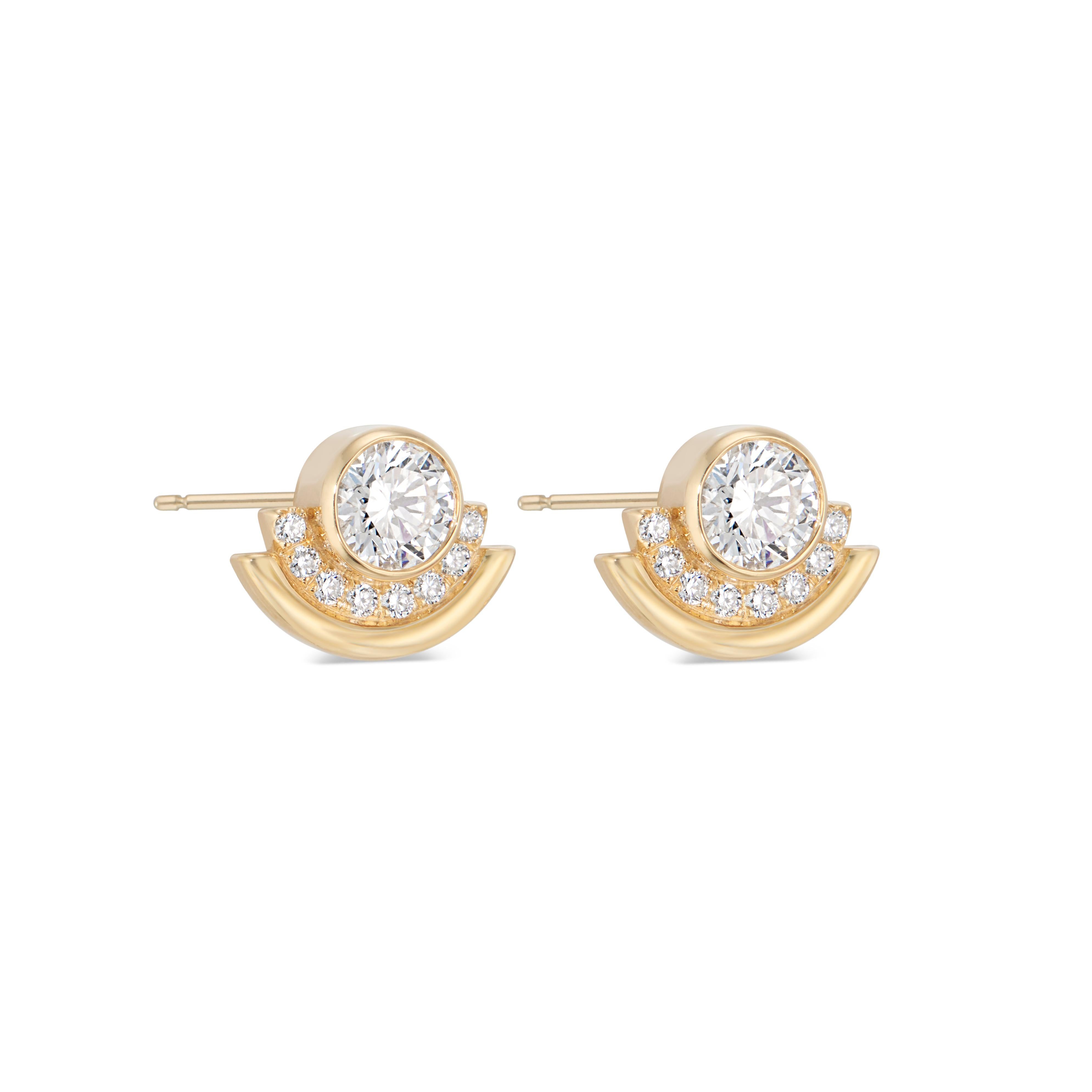 Casey Perez 18K Gold Arc Stud Earrings, 1.16 carats of Brilliant Cut Diamonds In New Condition For Sale In Brooklyn, NY