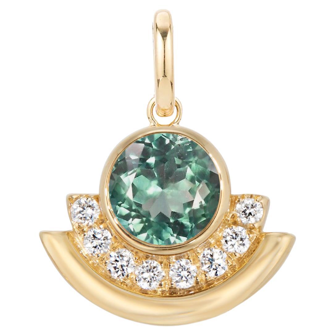 Casey Perez breloque arc en or avec tourmaline verte et diamants en vente