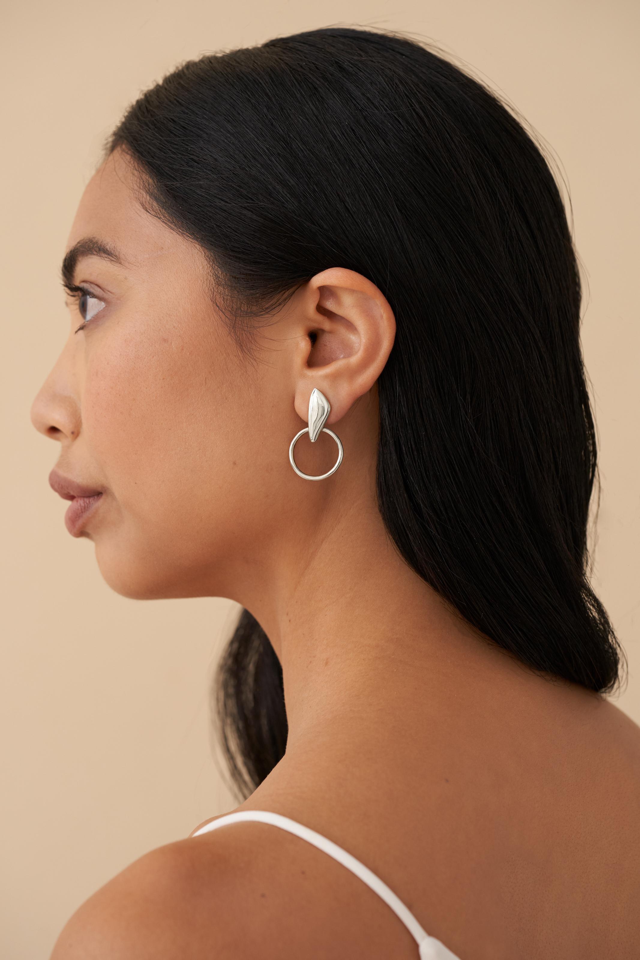 Casey Perez Sterling SIlver Modern Petal Shaped Door Knocker Style earrings In New Condition For Sale In Brooklyn, NY