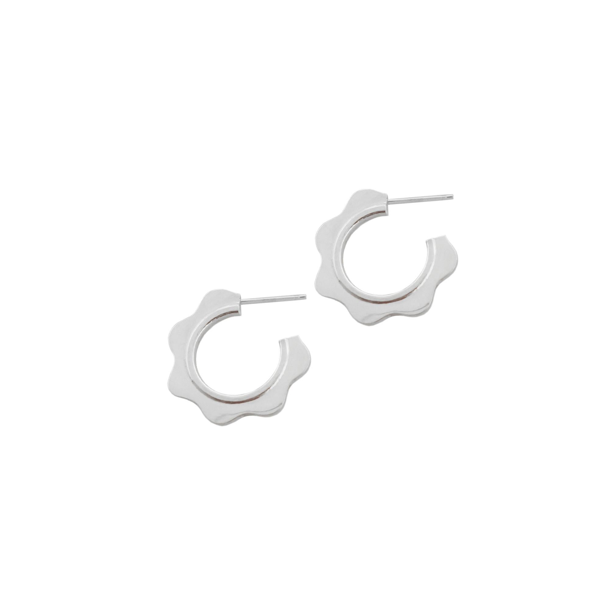 Casey Perez Sterling Silver Wavy Modern Hoop Earrings In New Condition For Sale In Brooklyn, NY