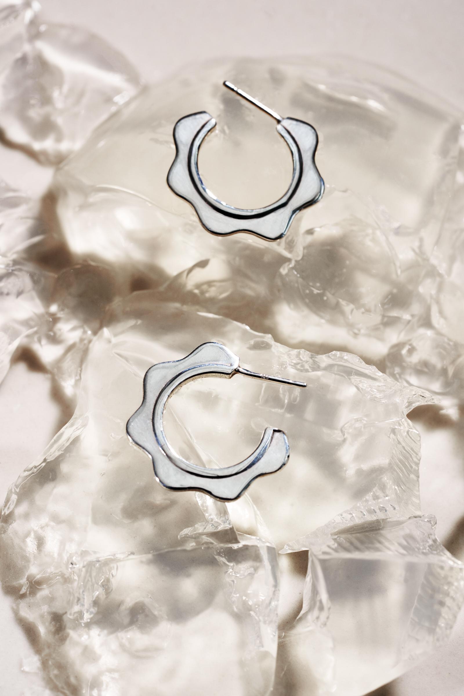 Casey Perez Sterling Silver Wavy Modern Hoop Earrings In New Condition For Sale In Brooklyn, NY