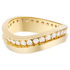 Casey Perez Gestufter Stapelbarer Ring aus 18 Karat Gold und Diamant Wave Band - Größe 7