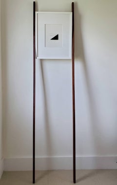 Diptychon: Abdrücke / Ich bin du selbst: Wand und Dreieck. Installation von Skulpturen