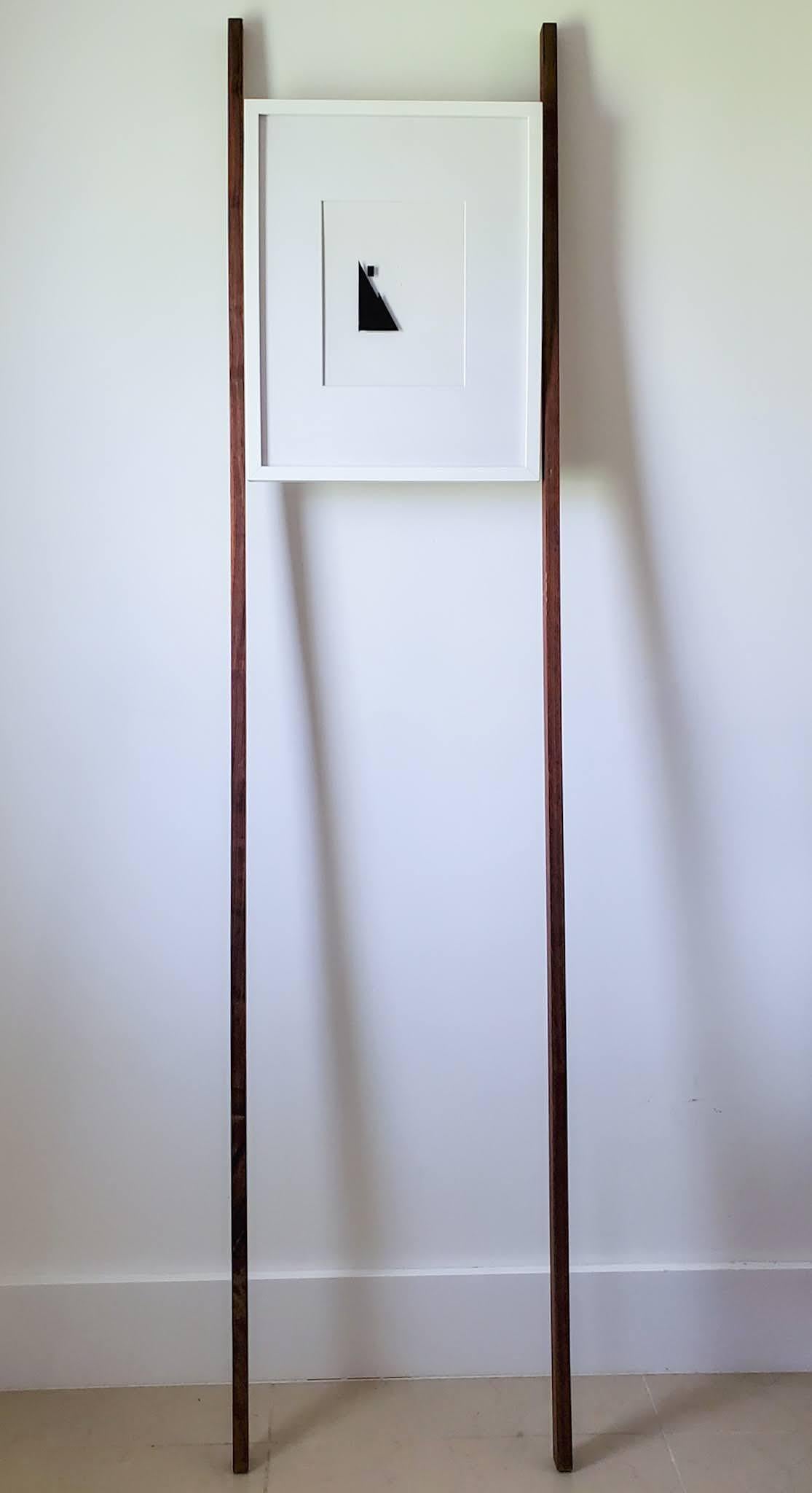 Impronte / Io sono te stesso: Finestra. Installazione di sculture astratte a parete
