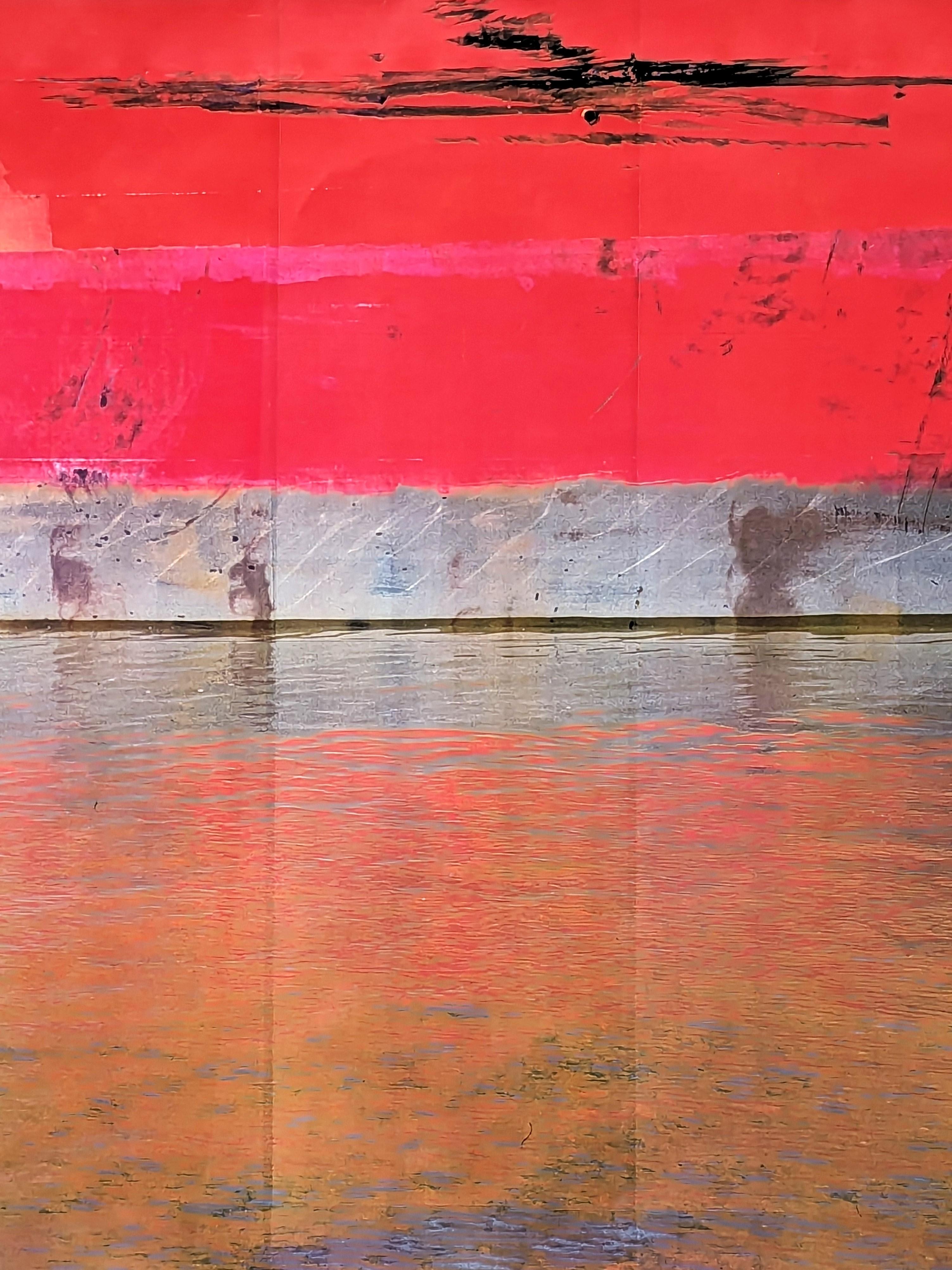 Fotografia stampata al laser a colori del fotografo contemporaneo Casey Williams. L'opera presenta una ripresa ravvicinata del riflesso di una barca rossa nel canale navale di Houston. Firmato, intitolato e datato a matita lungo il margine inferiore
