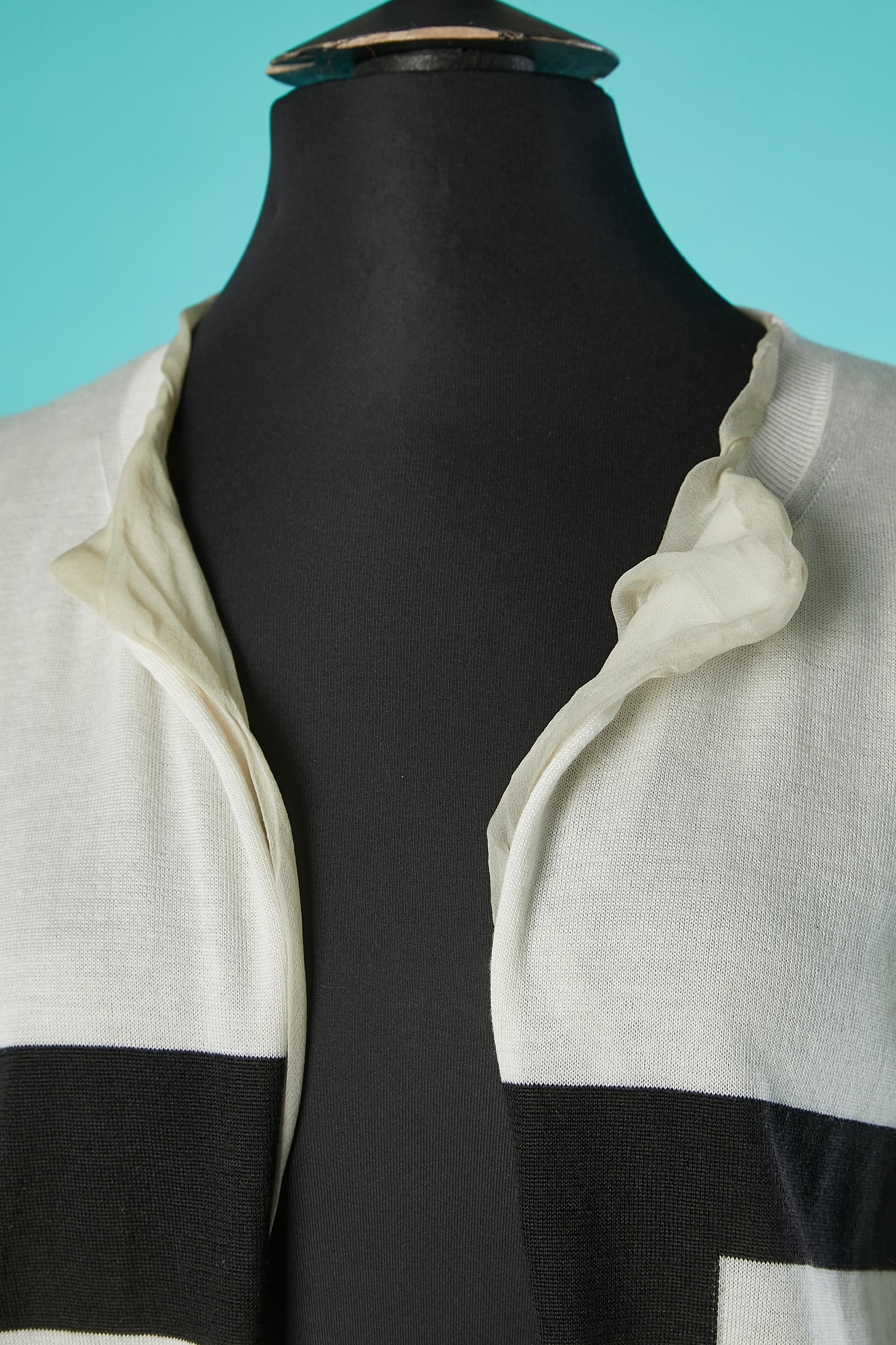 Cardigan en cachemire et soie bord à bord (sans fermeture) avec motif color block. Composition du tricot : 70% cachemire, 30% soie. Doublure : mousseline de soie 
Taille 42 (It) 38 (Fr) M 