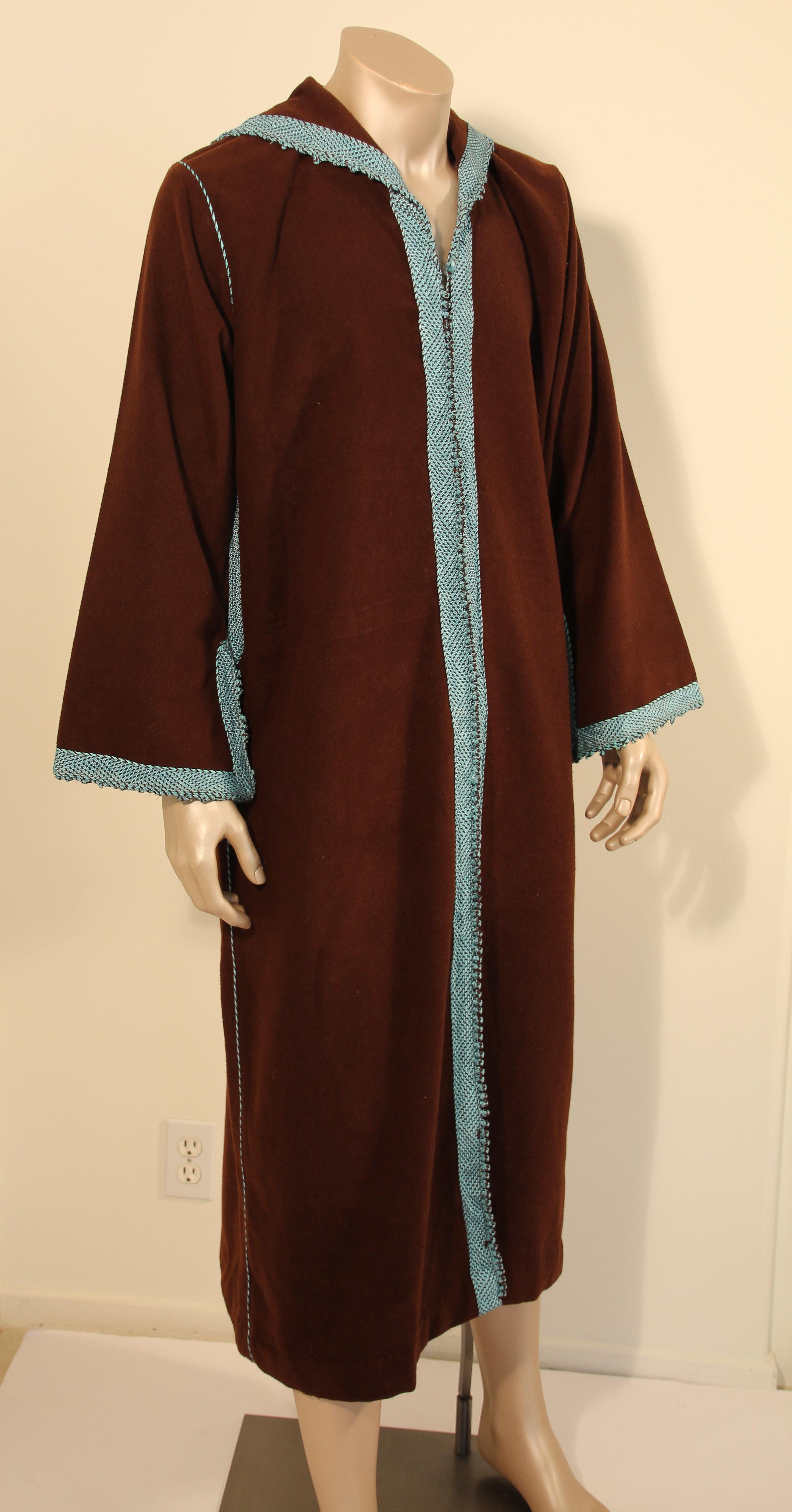 Caftan maure en cachemire marron et turquoise fait à la main en Afrique du Nord, au Maroc.
Peignoir caftan vintage des années 1980.
Caftan avec au centre des boutons ronds tressés de l'encolure à l'ourlet.
Boutonnage entièrement sur le devant avec