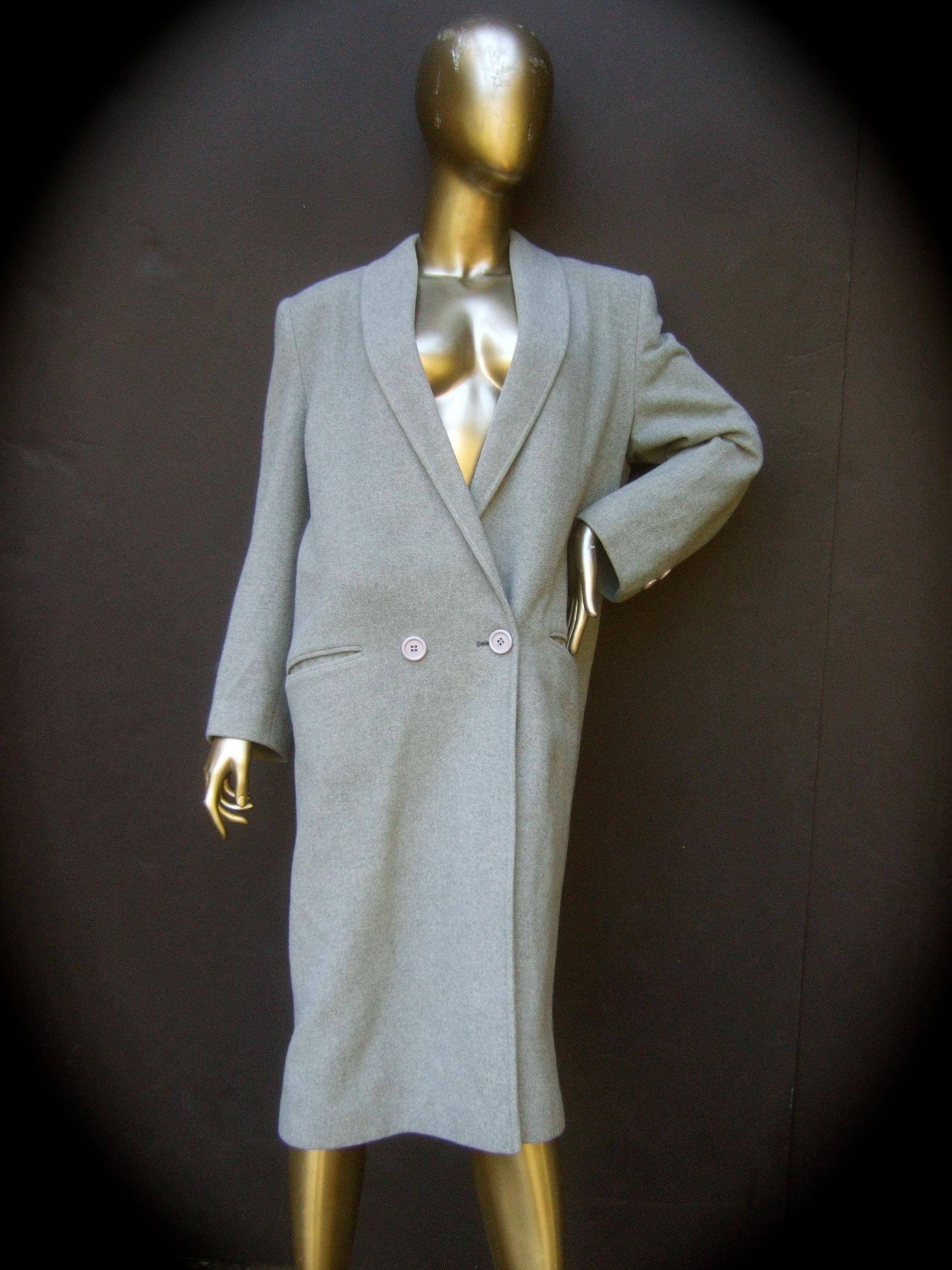 Cashmere Classic Heather Gray Women's Coat c 1980s In Good Condition For Sale In University City, MO