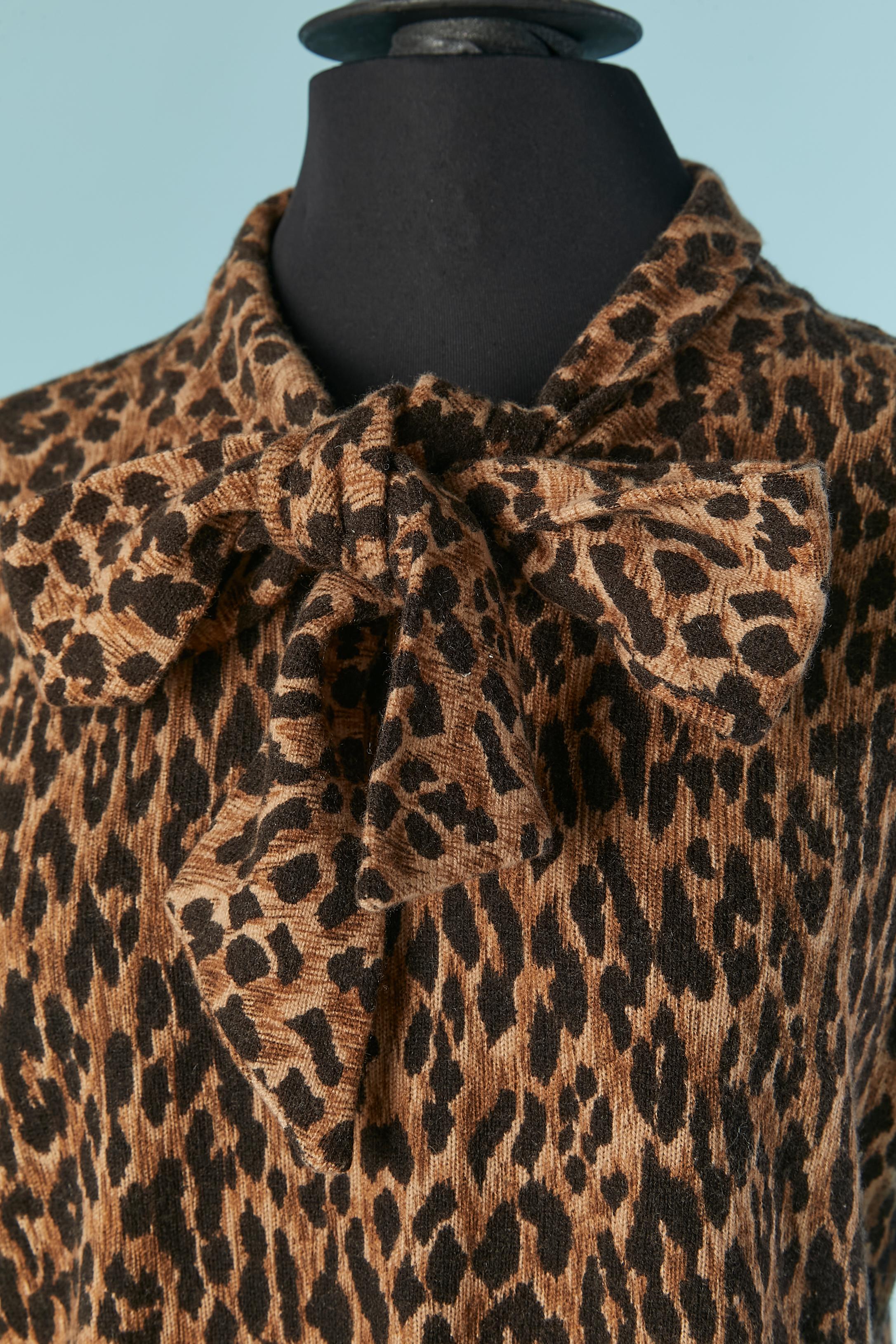 Cashmere Knit dress with animal print and tie bow collar. The brand tag is missing but the brand it's written on the fabric composition tag. 
SIZE 40 / M 