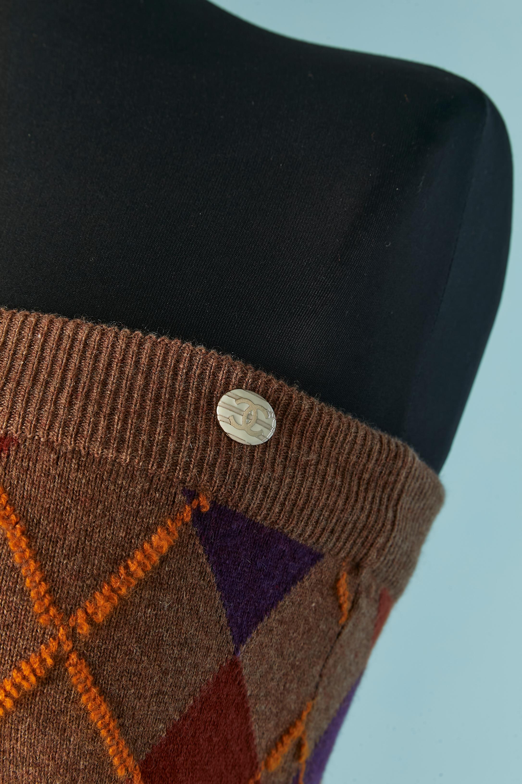 Abito bustier in maglia jacquard di cashmere. Composizione senza etichetta del tessuto.
Un bottone decorativo con marchio sul bordo superiore laterale. 
TAGLIA S 