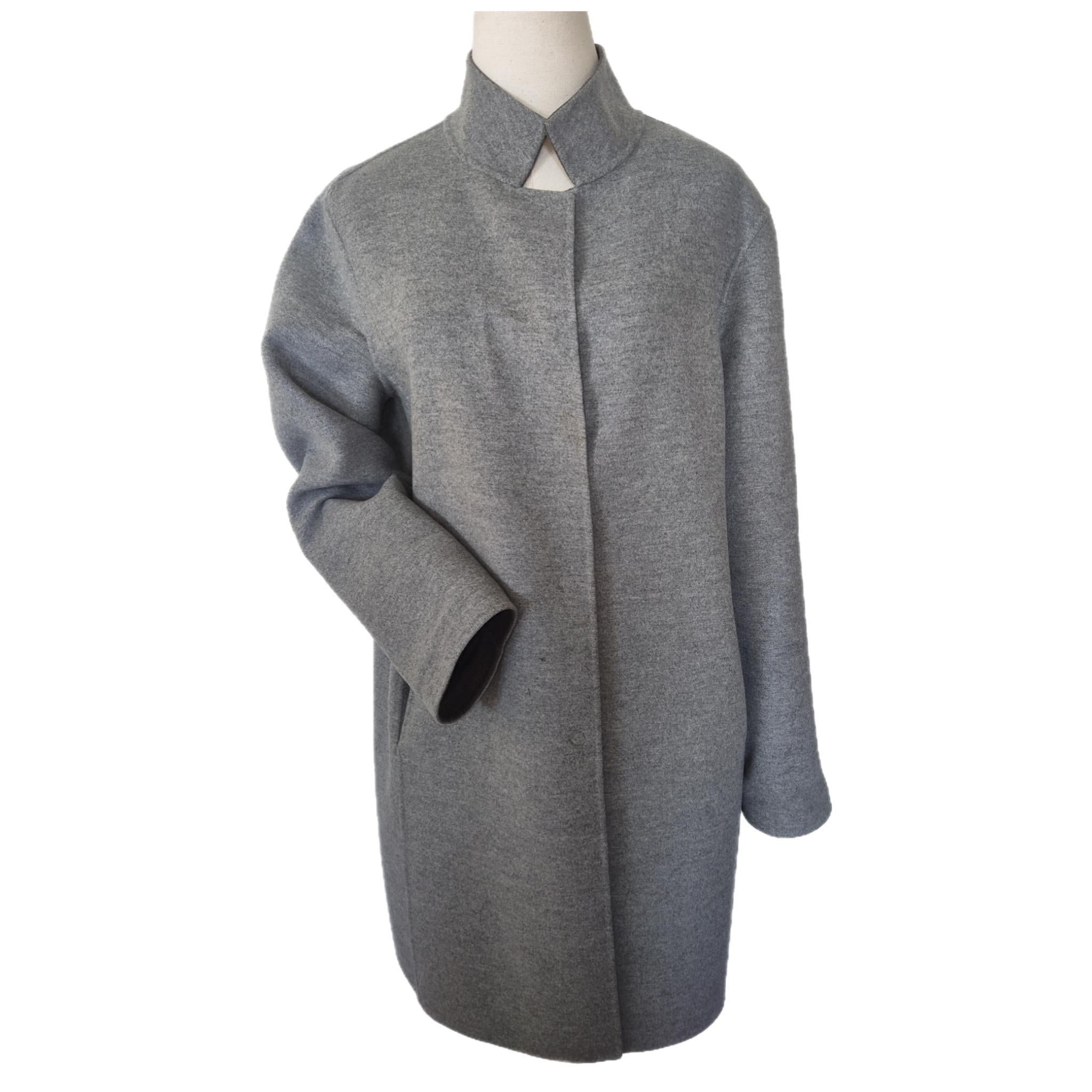 Reversible Cashmere Loro Piana with 

Some defects 

Made in Italy 

Color: Gray and Charcoal

Collar: short tuxedo 

