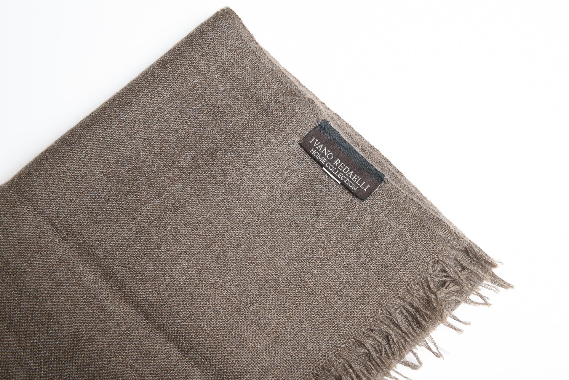 Classical New Cashmere Scarf by Ivano Redaelli: for You in every time.
Useful, soft, warm, elegant.  Never worn.

ref. B/1356