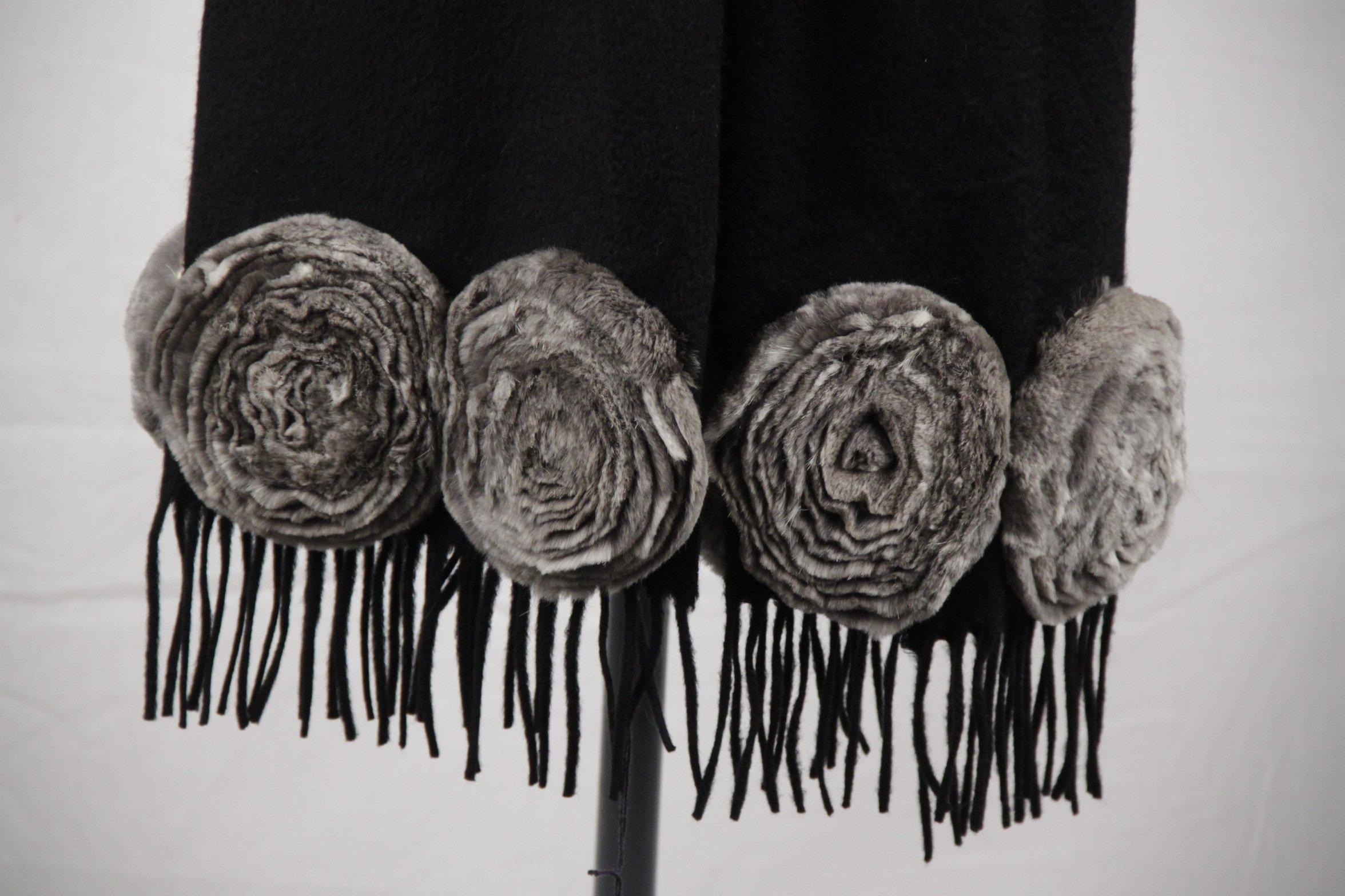  Cashmere Scarf Fur Flowers In Excellent Condition In Rome, Rome