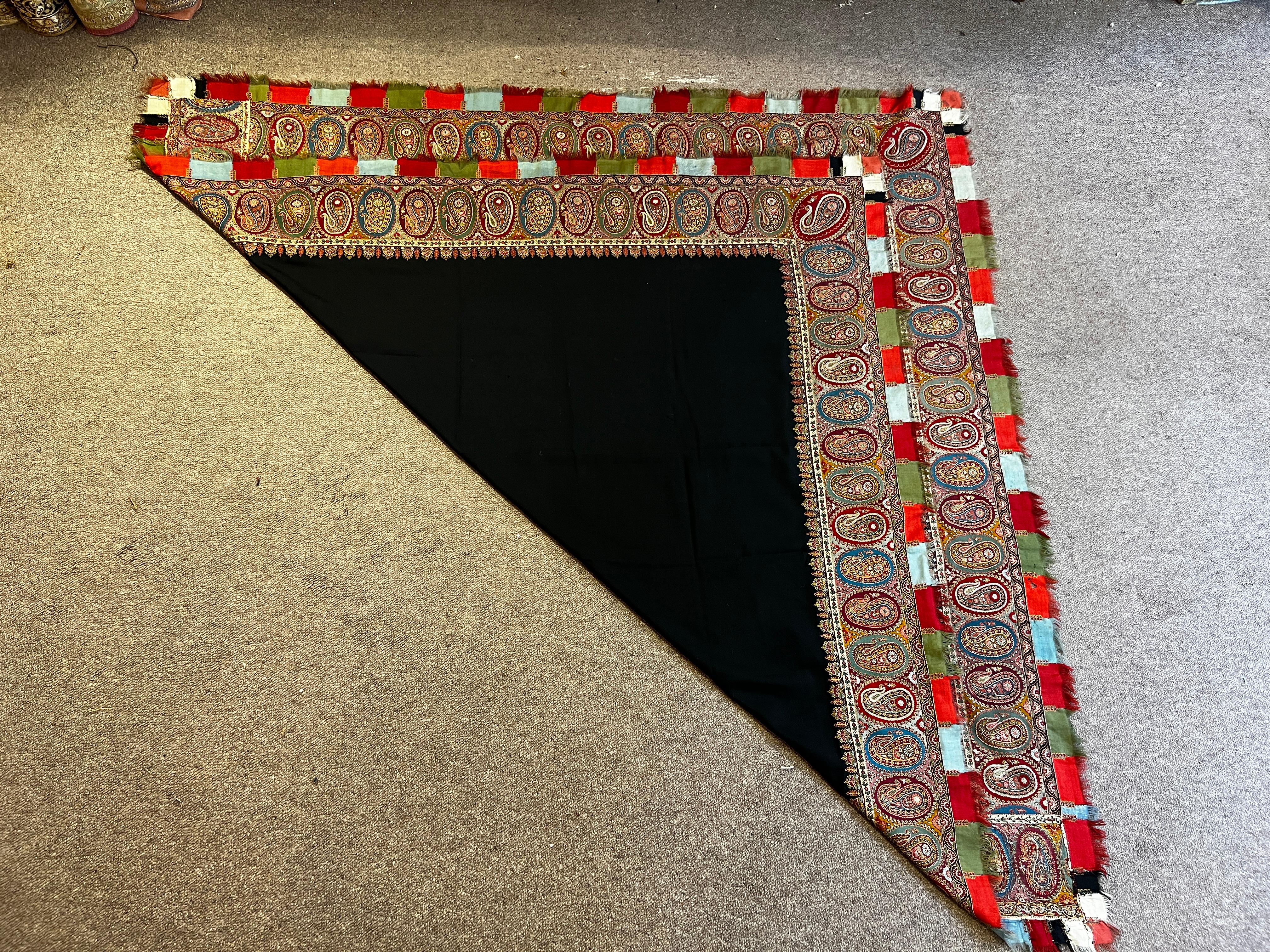 Située à deux pas de la Tour Eiffel à Paris, nous sommes une entreprise familiale française spécialisée dans l'achat, la vente, l'expertise, le nettoyage, la restauration et la conservation de tapisseries, tapis, kilims et textiles anciens, modernes