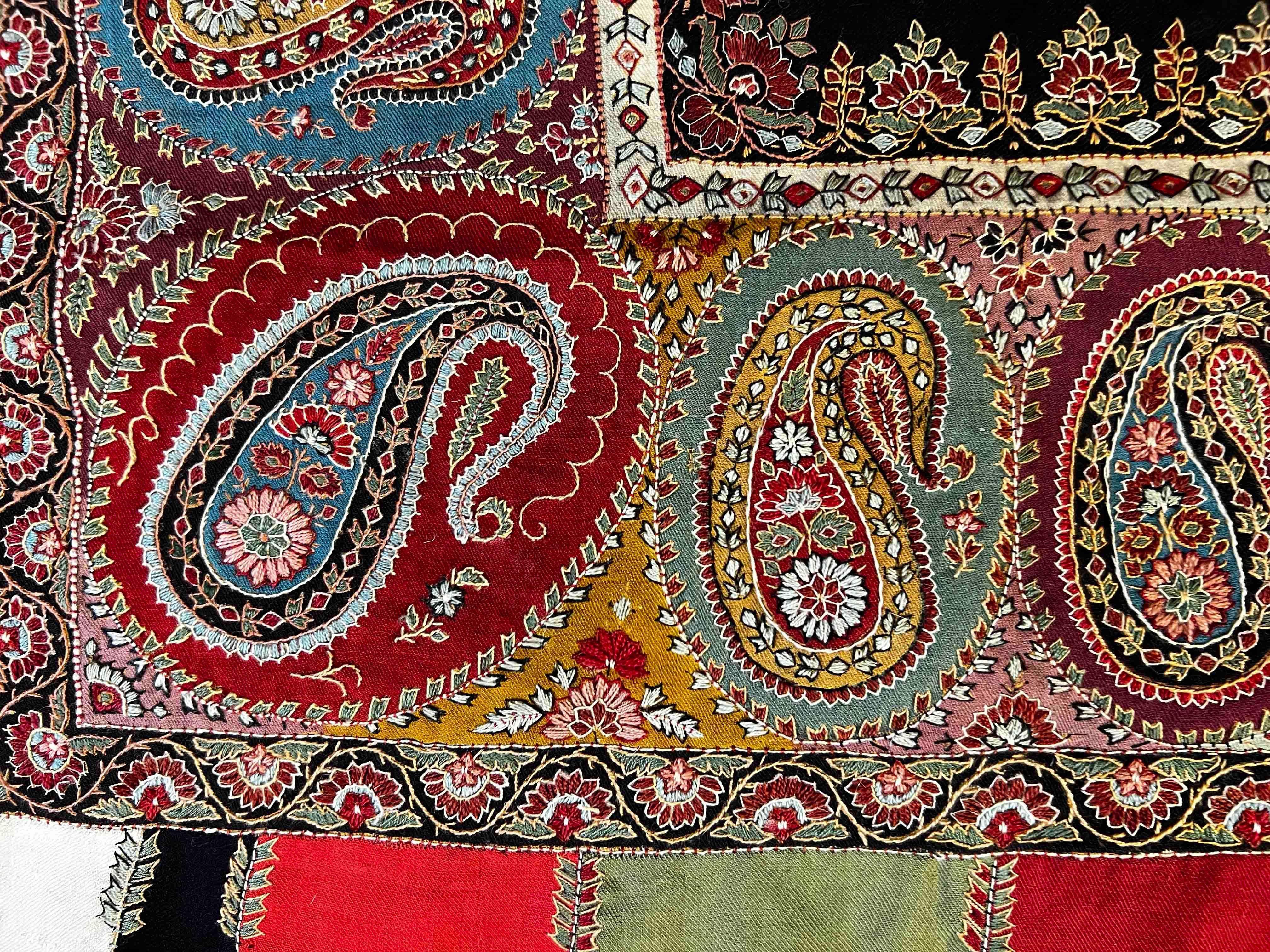 Broderie Châle en cachemire 19ème siècle - 1m60x1m65 - N° 1105 en vente