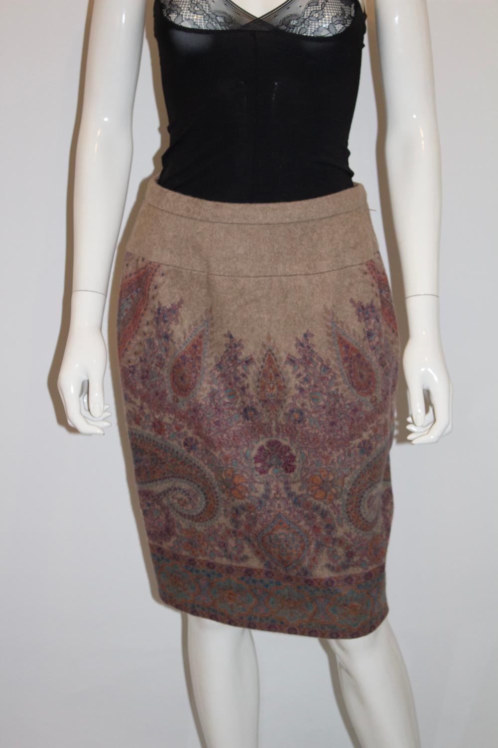 Gris Jupe en cachemire à motif cachemire en vente