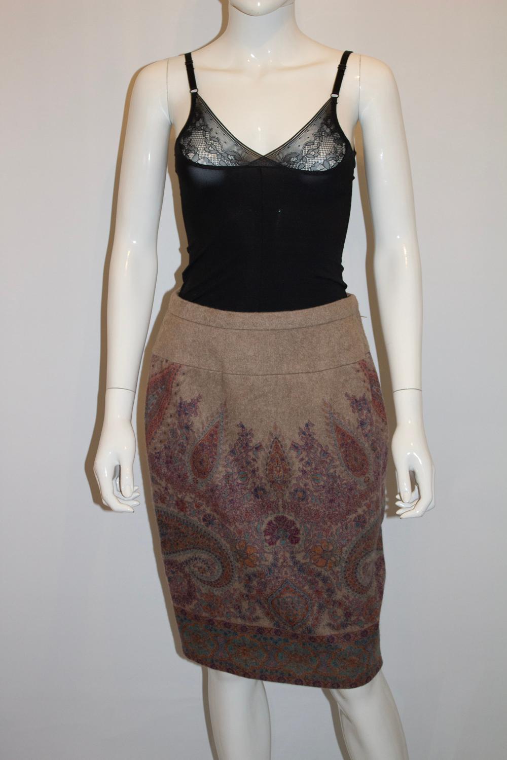 Jupe en cachemire à motif cachemire Bon état - En vente à London, GB