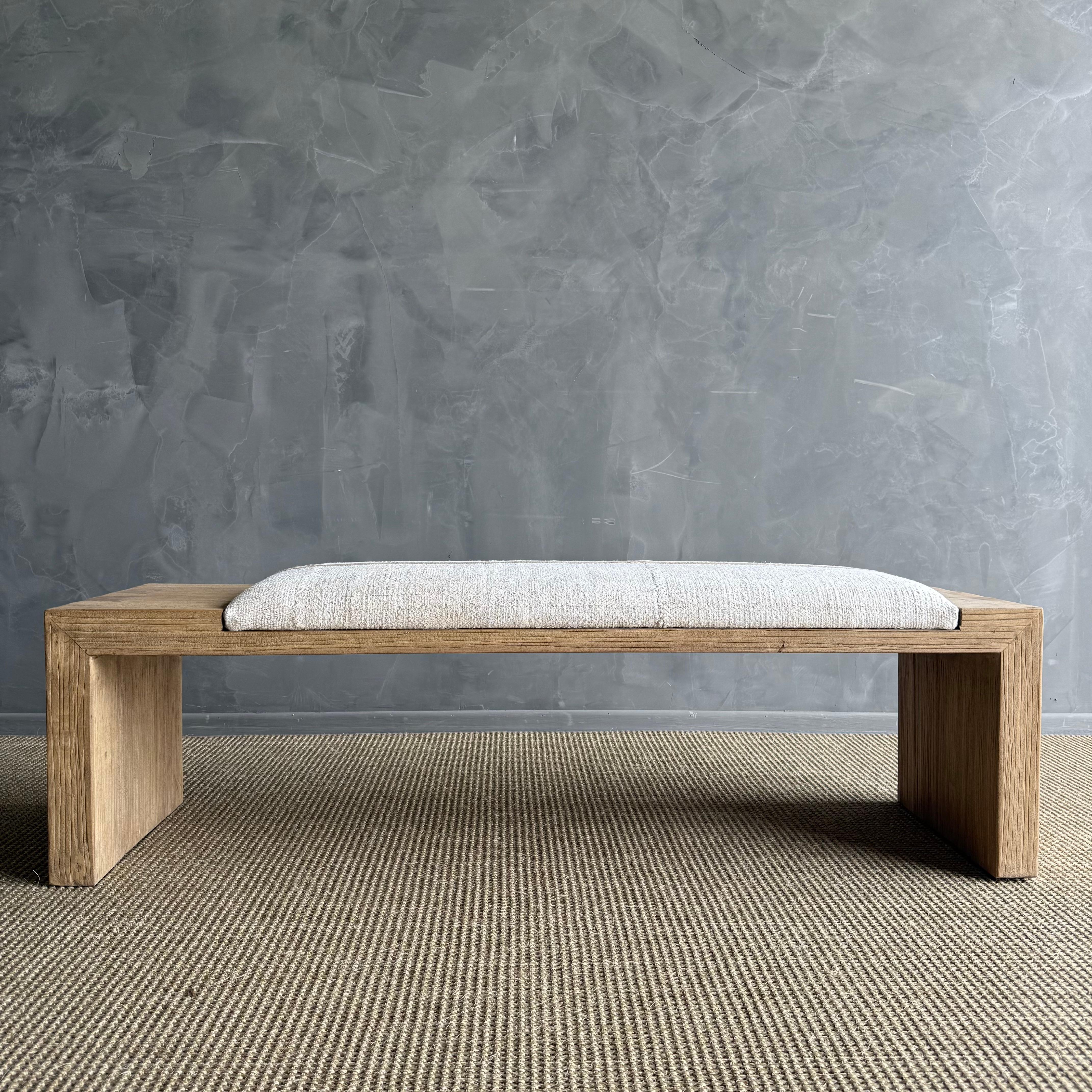 La panchina in olmo Casi 

I metodi di costruzione artigianali mettono in risalto le bellissime venature del legno di olmo, i nodi e le fessure della sua vita passata. I materiali più autentici vengono selezionati a mano e ore di lavoro artigianale