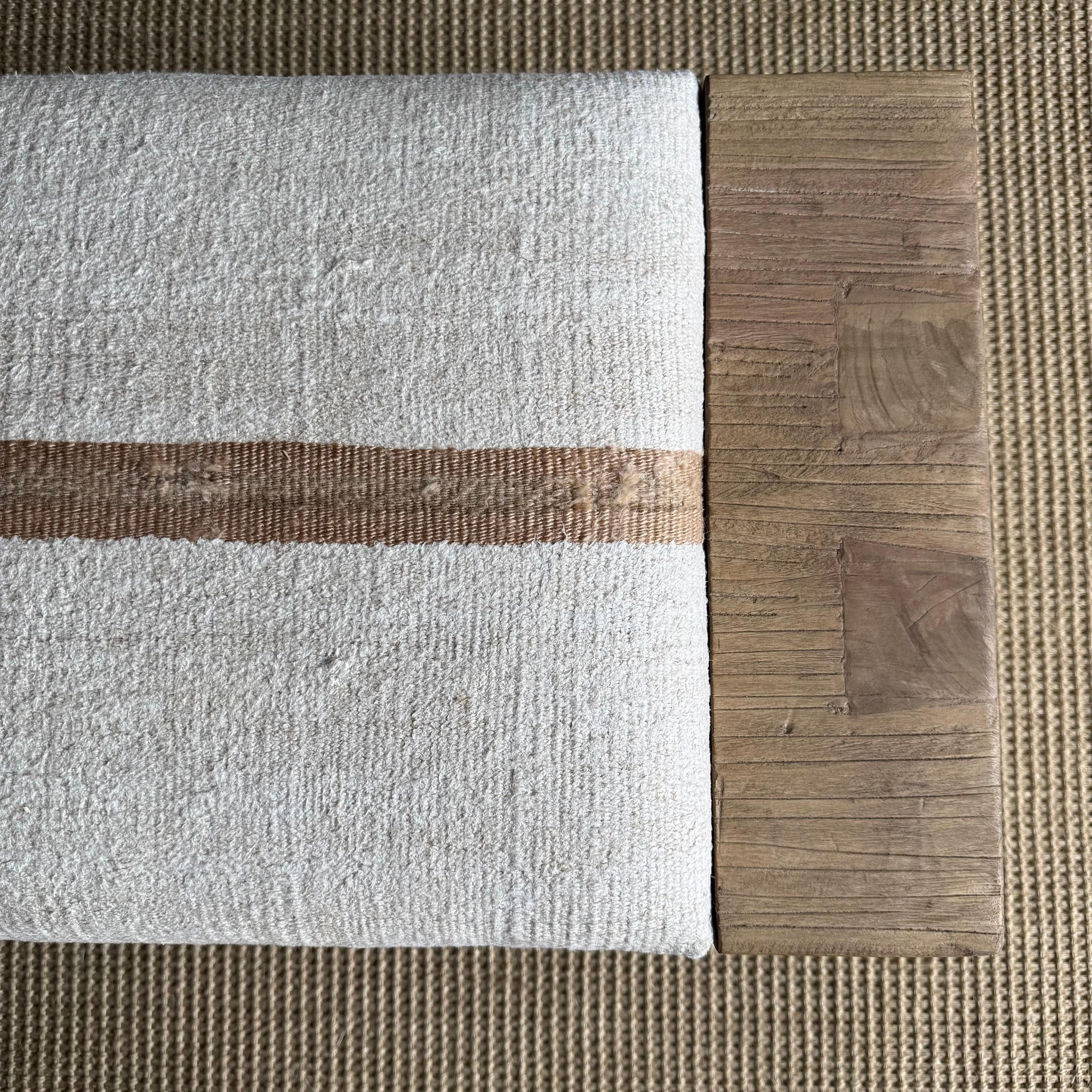 XXI secolo e contemporaneo Panchina Casi in olmo rigenerato con rivestimento in moquette vintage di Bloom Home in vendita