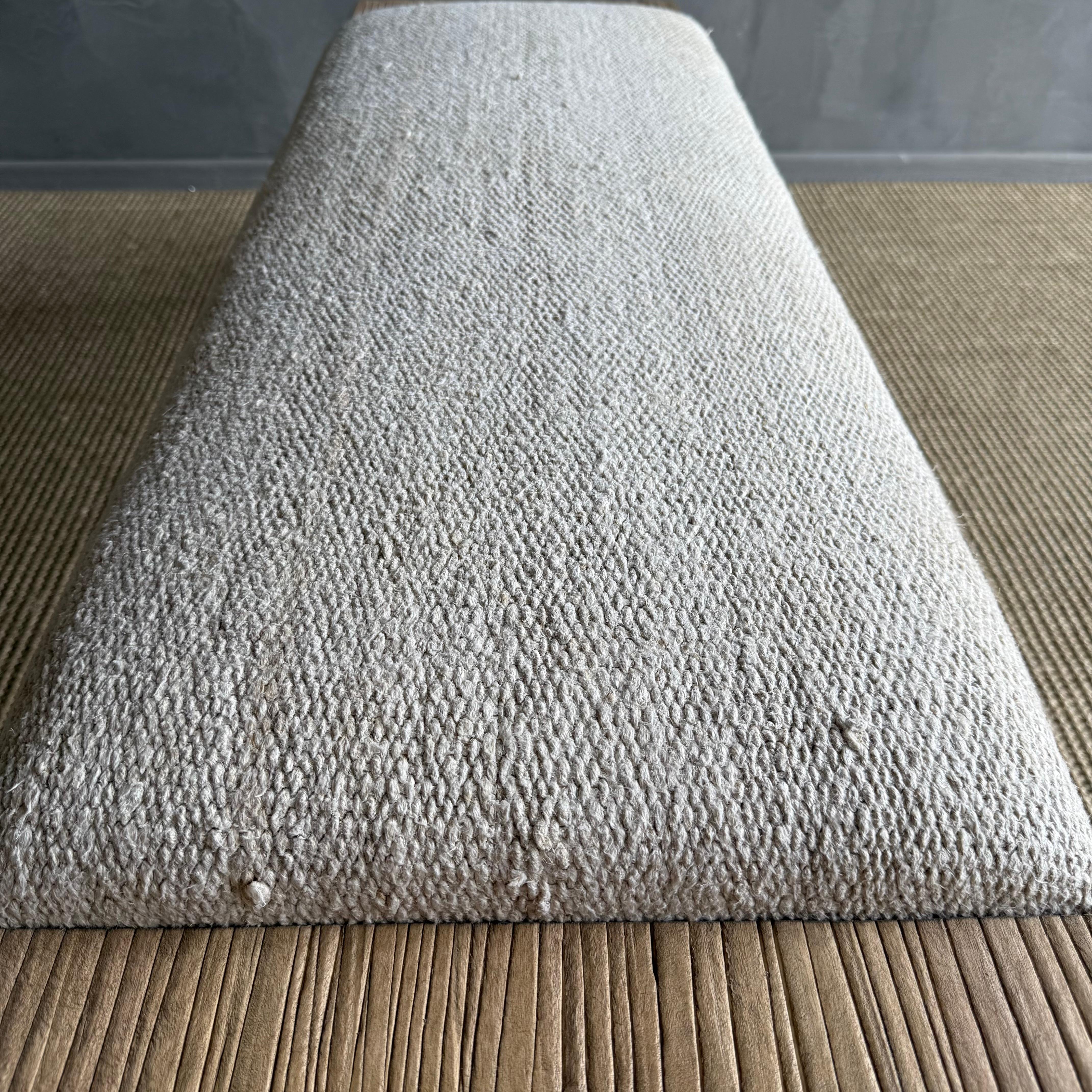Banc Casi en orme récupéré avec tapisserie de tapis vintage par Bloom Home Inc en vente 4