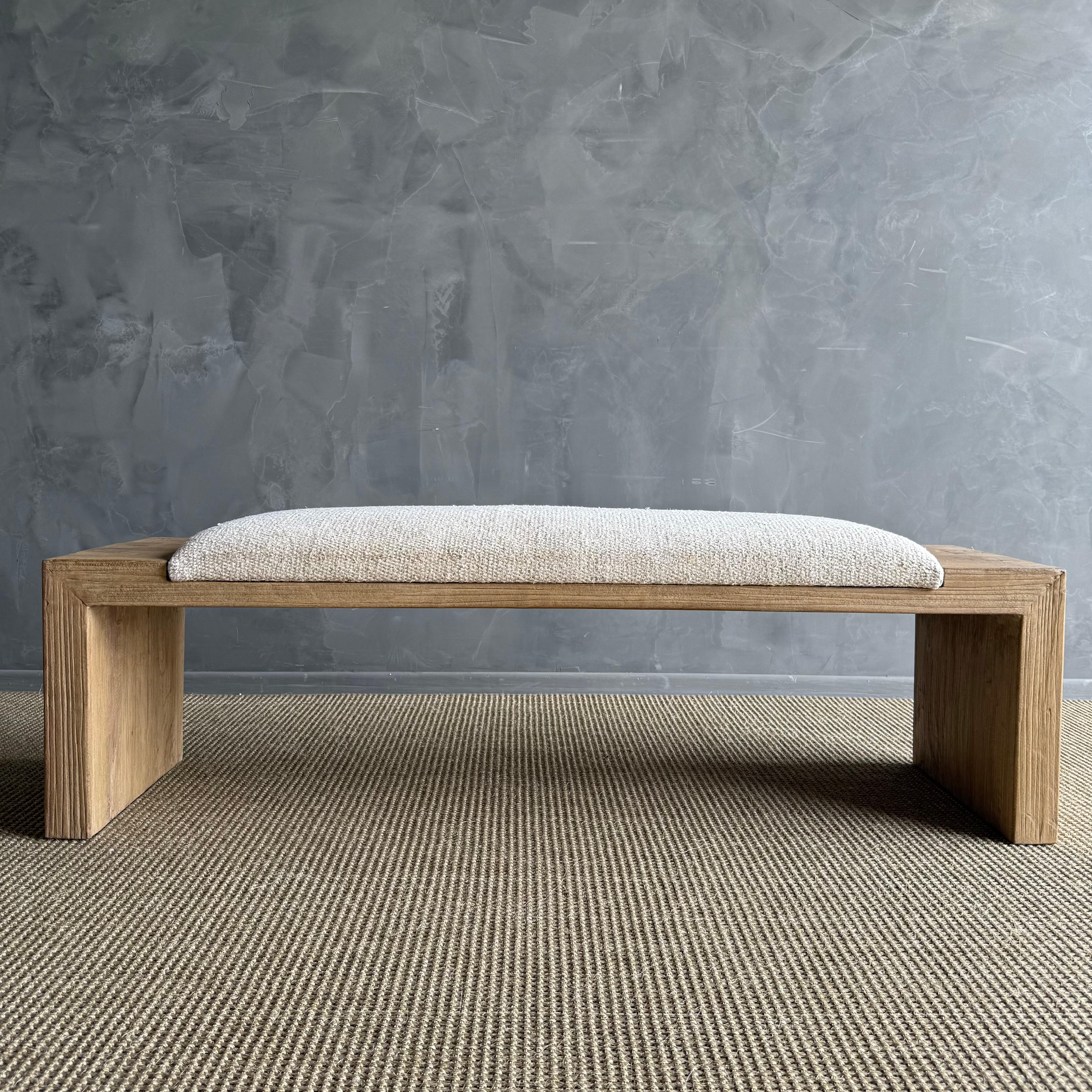 Banc Casi Elm 

Les méthodes de construction artisanales mettent en valeur le magnifique veinage du bois d'orme ainsi que les nœuds et les fissures de sa vie passée. Les matériaux les plus authentiques sont sélectionnés à la main, et des heures de