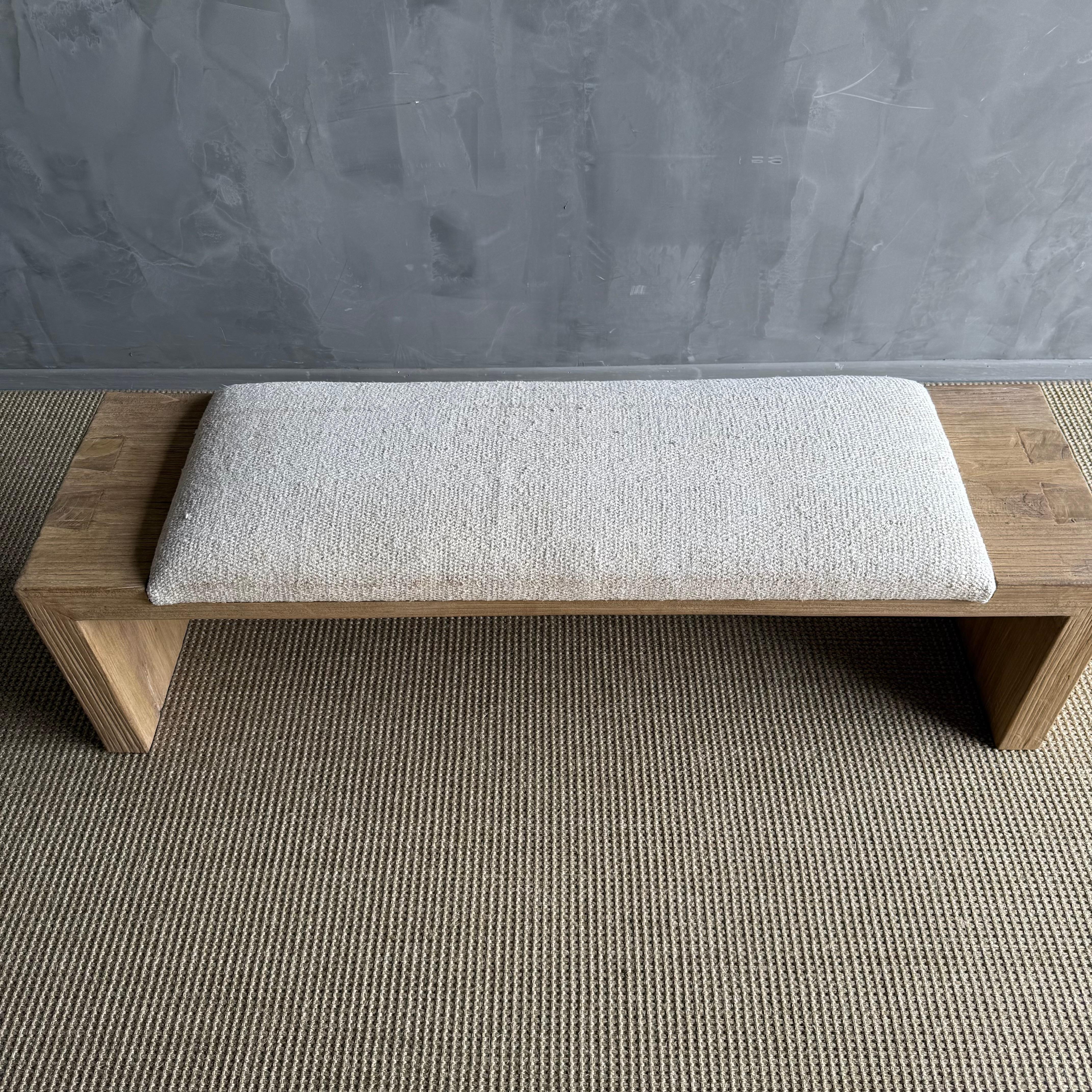 Organique Banc Casi en orme récupéré avec tapisserie de tapis vintage par Bloom Home Inc en vente