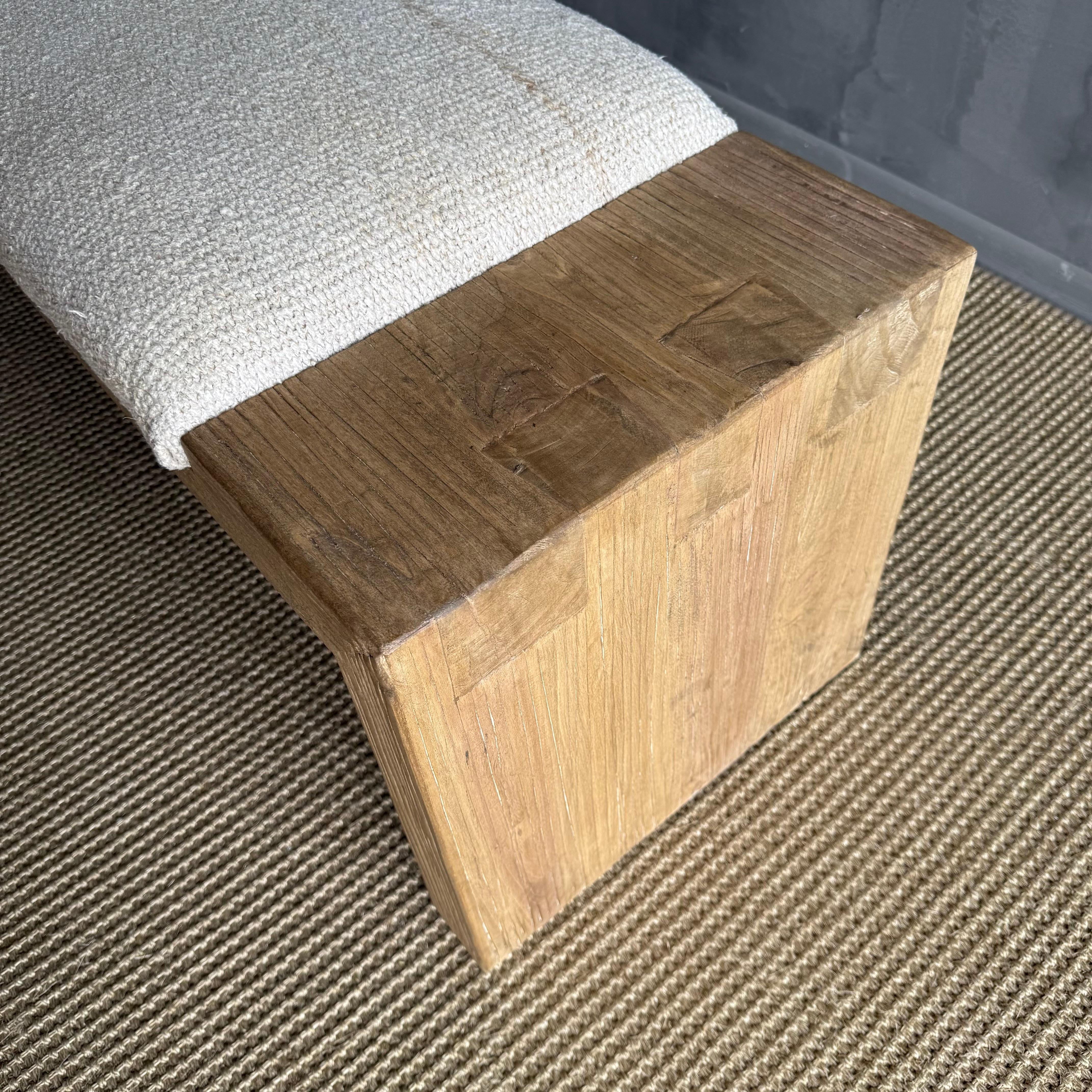 Américain Banc Casi en orme récupéré avec tapisserie de tapis vintage par Bloom Home Inc en vente