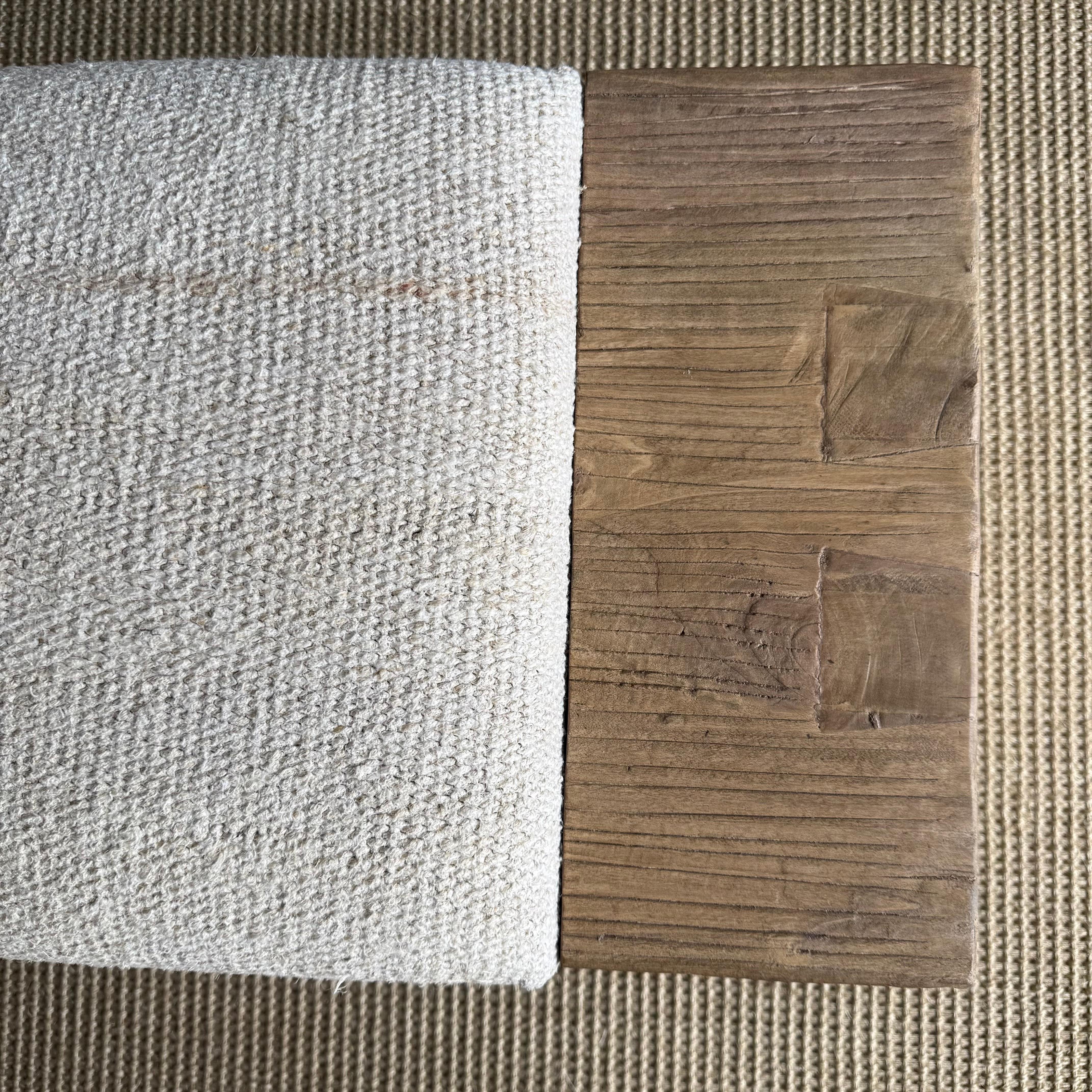 Banc Casi en orme récupéré avec tapisserie de tapis vintage par Bloom Home Inc Excellent état - En vente à Old Town Orange, CA