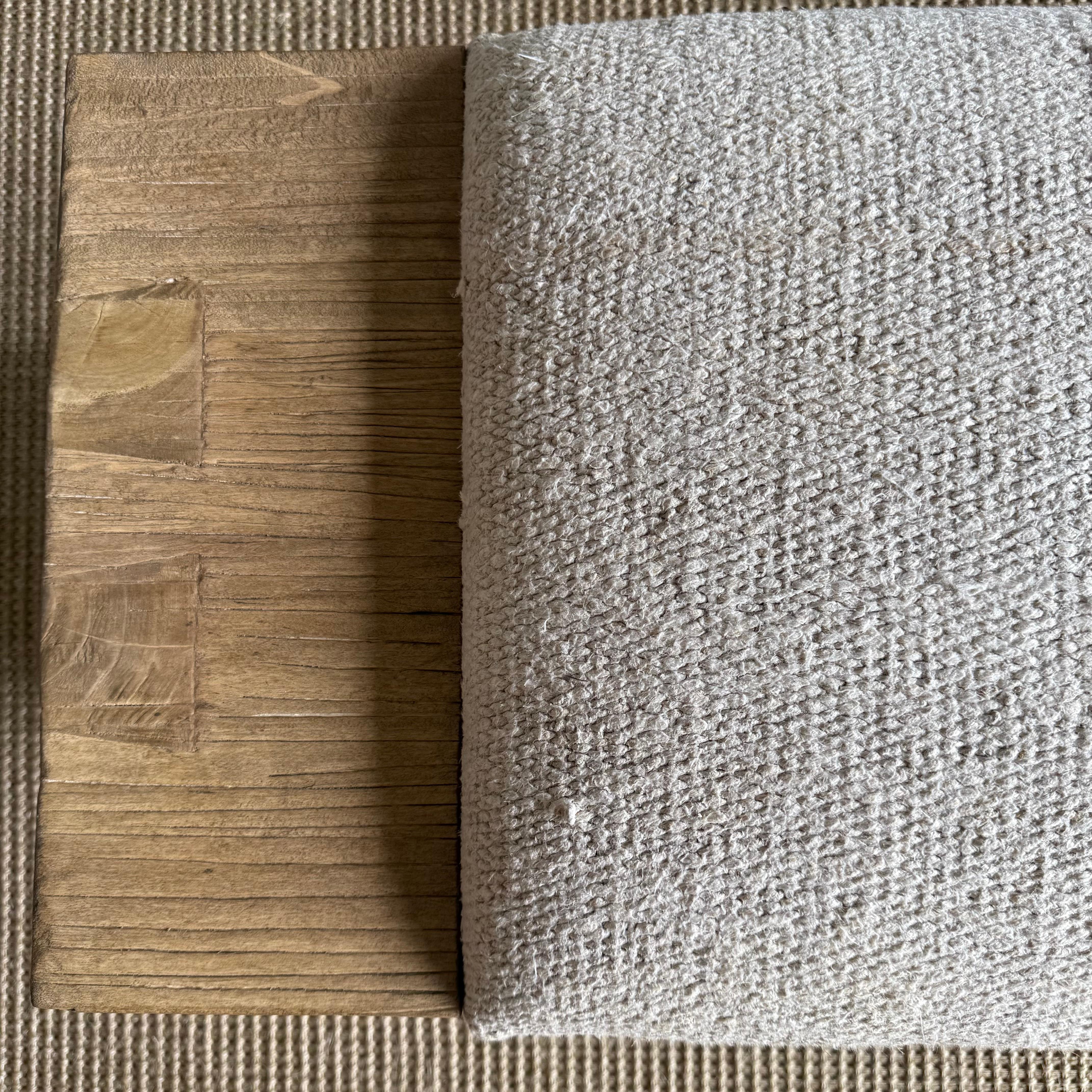 Laine Banc Casi en orme récupéré avec tapisserie de tapis vintage par Bloom Home Inc en vente