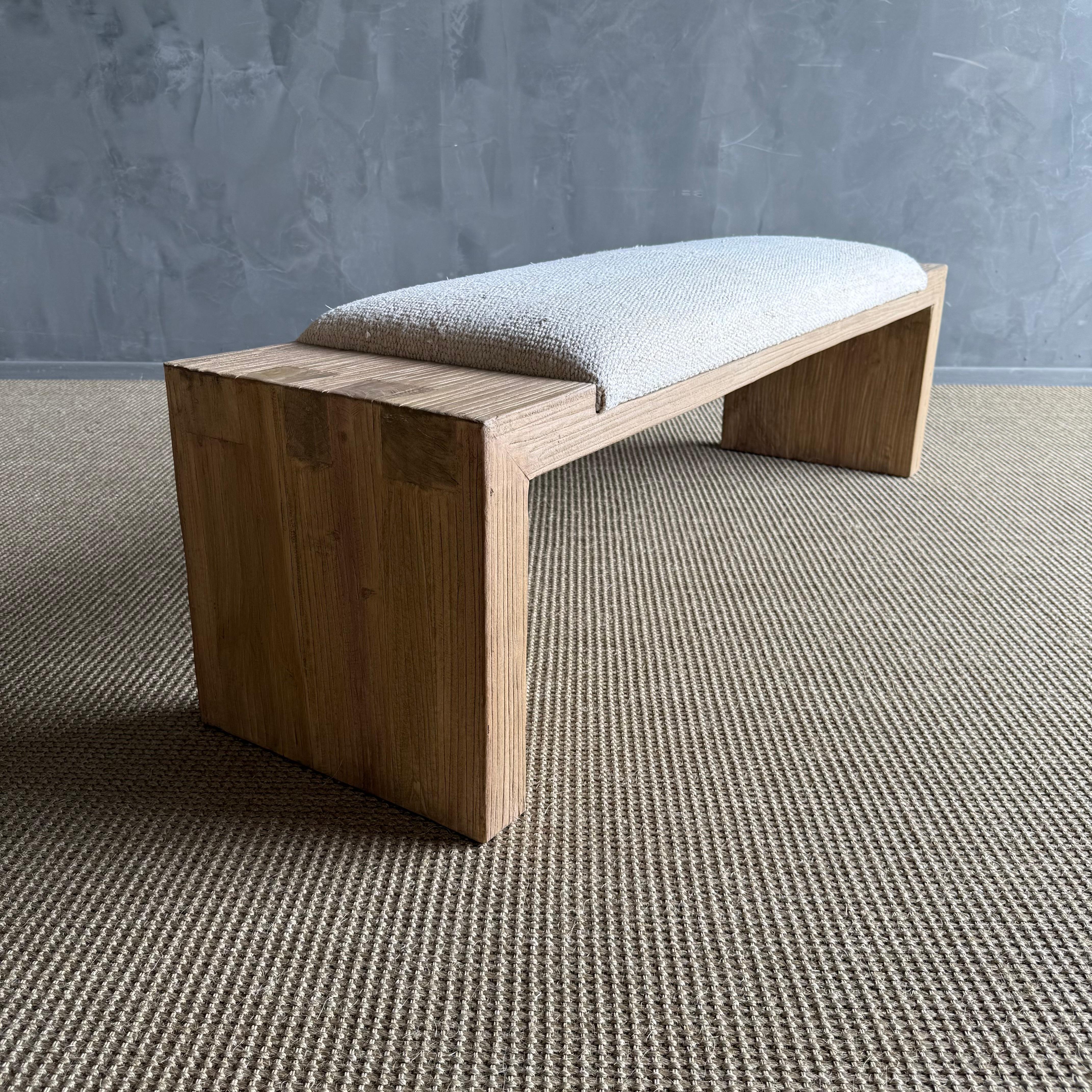 Banc Casi en orme récupéré avec tapisserie de tapis vintage par Bloom Home Inc en vente 1