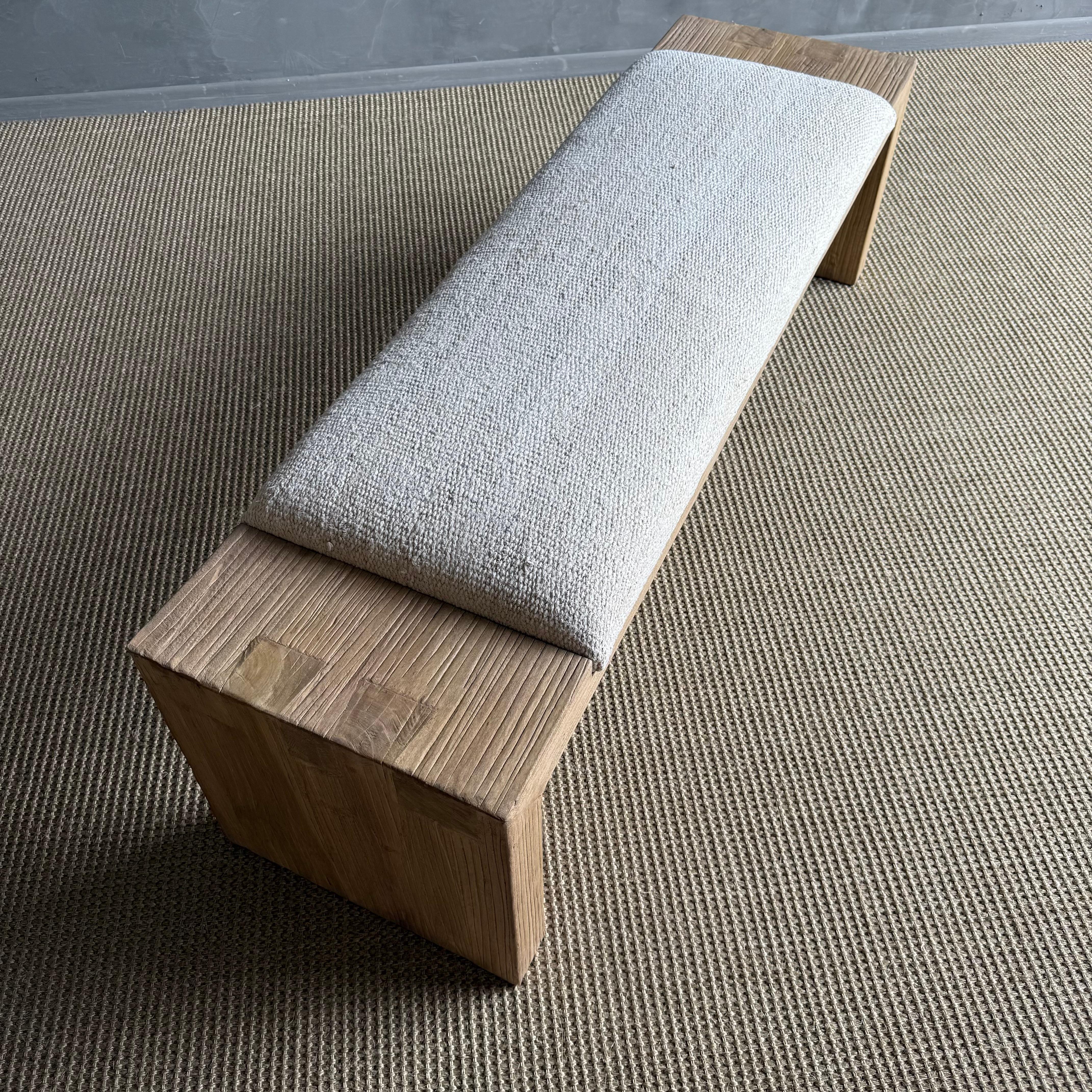 Banc Casi en orme récupéré avec tapisserie de tapis vintage par Bloom Home Inc en vente 2