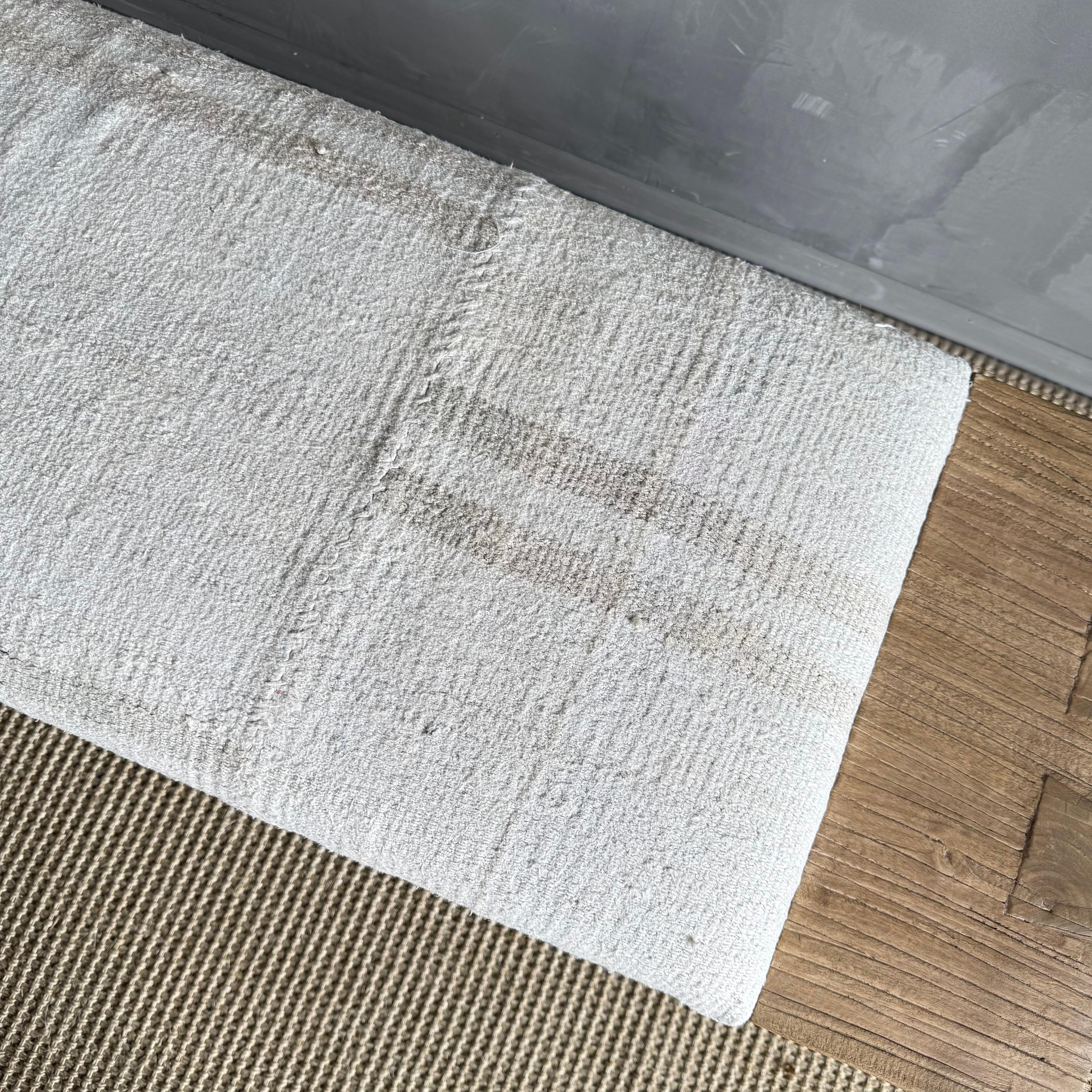 Banc Casi en bois d'orme récupéré dans un tapis turc vintage à rayures en vente 4