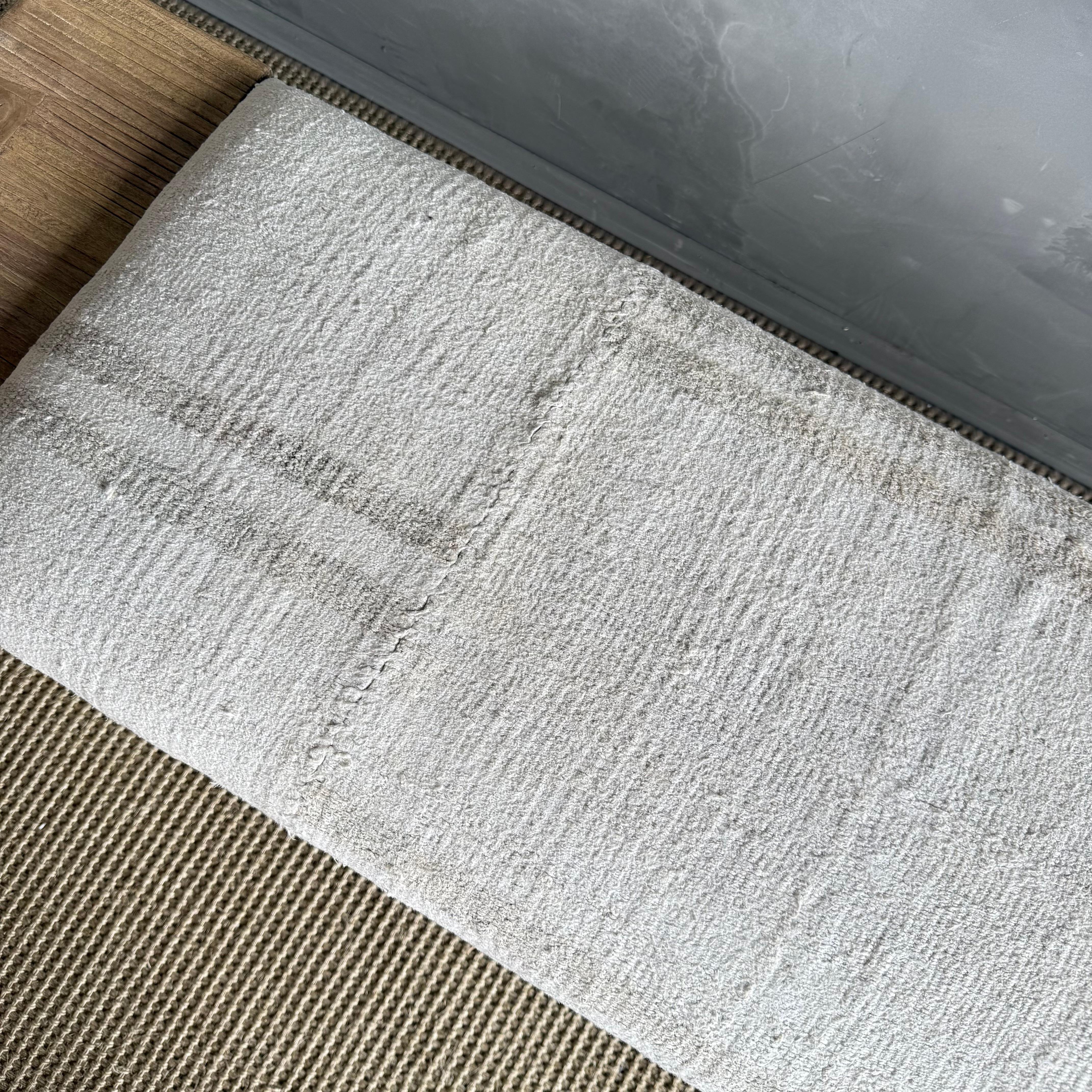 Banc Casi en bois d'orme récupéré dans un tapis turc vintage à rayures en vente 5