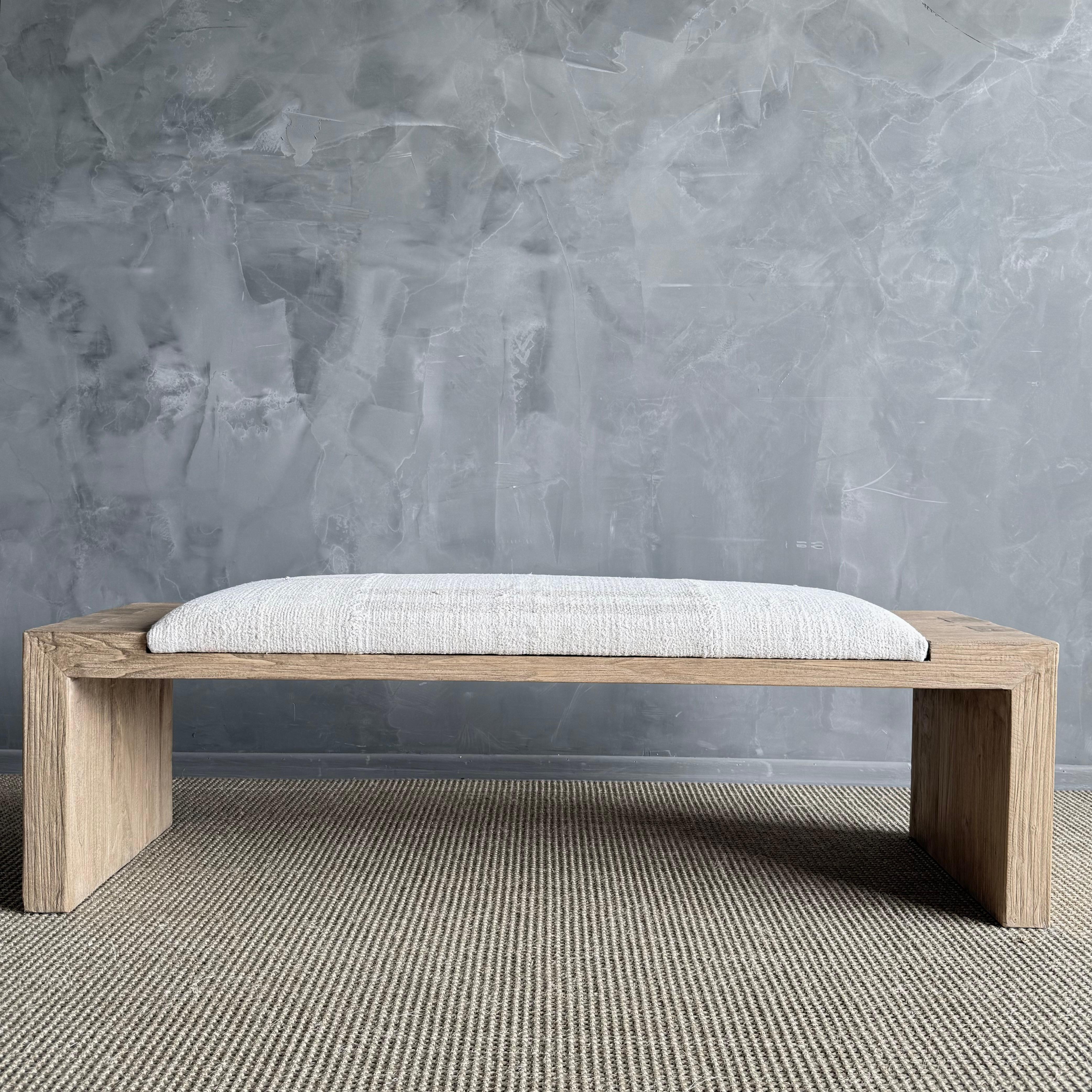 Banc Casi Elm avec coussin central
Les méthodes de construction artisanales mettent en valeur le magnifique veinage du bois d'orme ainsi que les nœuds et les fissures de sa vie passée. Les matériaux les plus authentiques sont sélectionnés à la main,