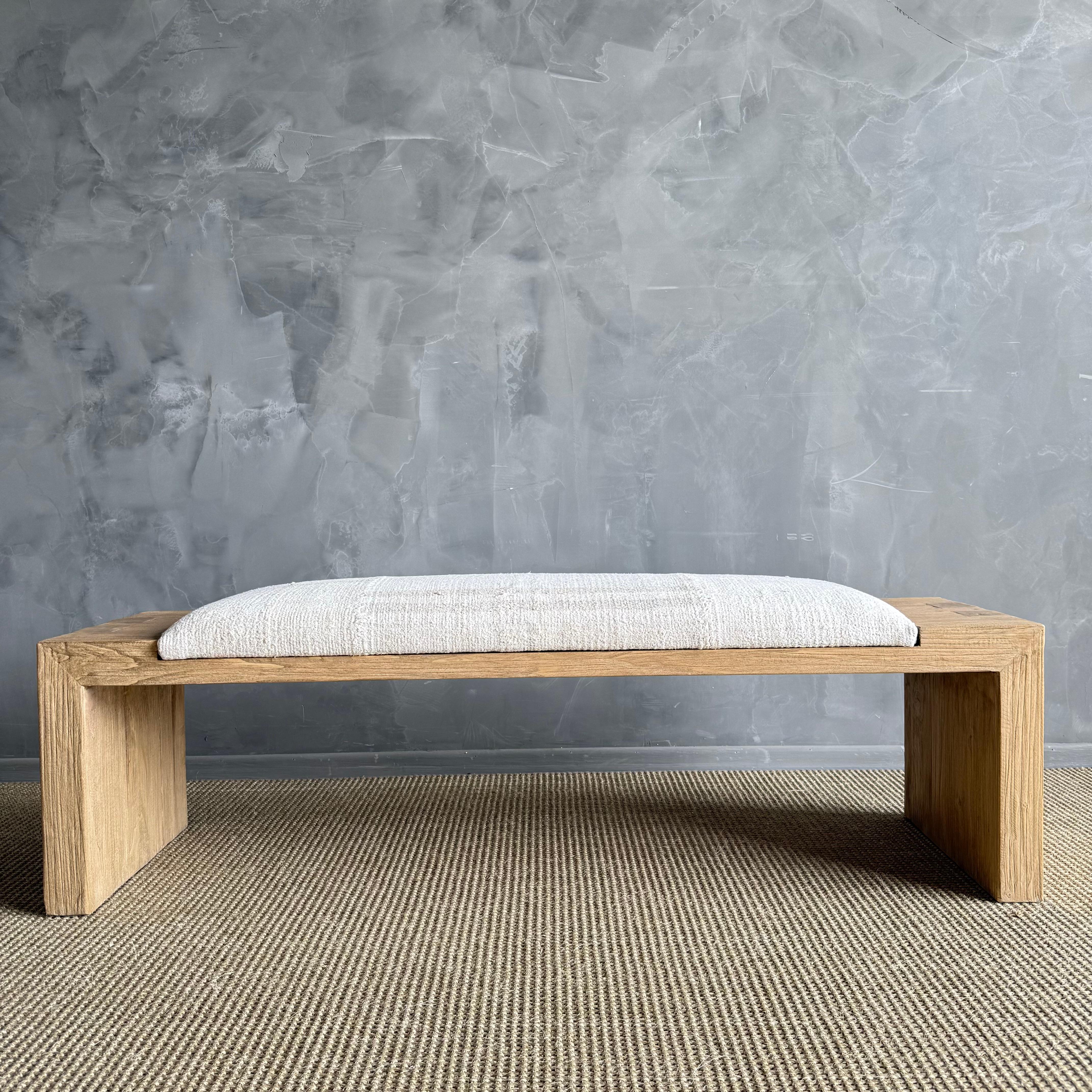 Organique Banc Casi en bois d'orme récupéré dans un tapis turc vintage à rayures en vente