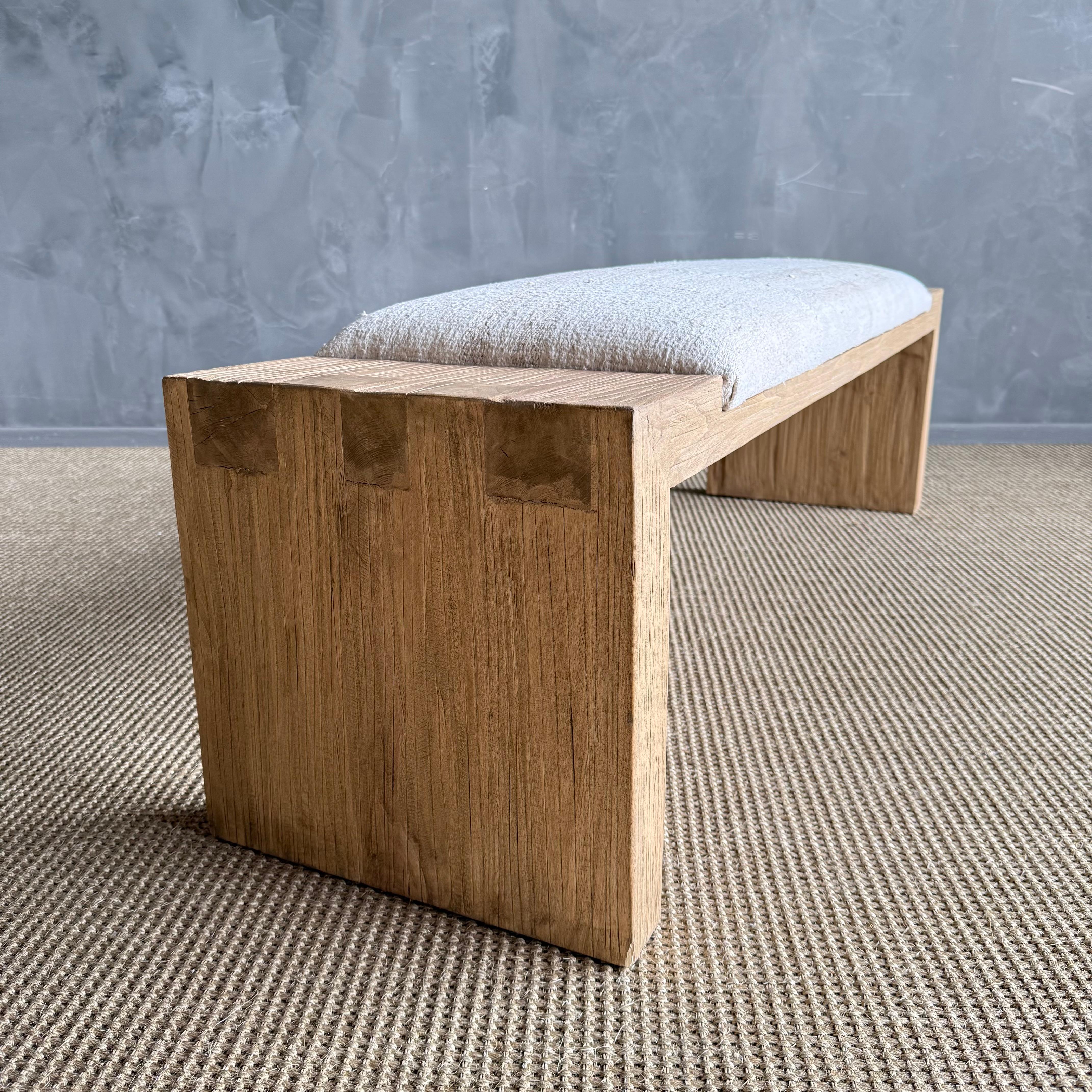 Américain Banc Casi en bois d'orme récupéré dans un tapis turc vintage à rayures en vente