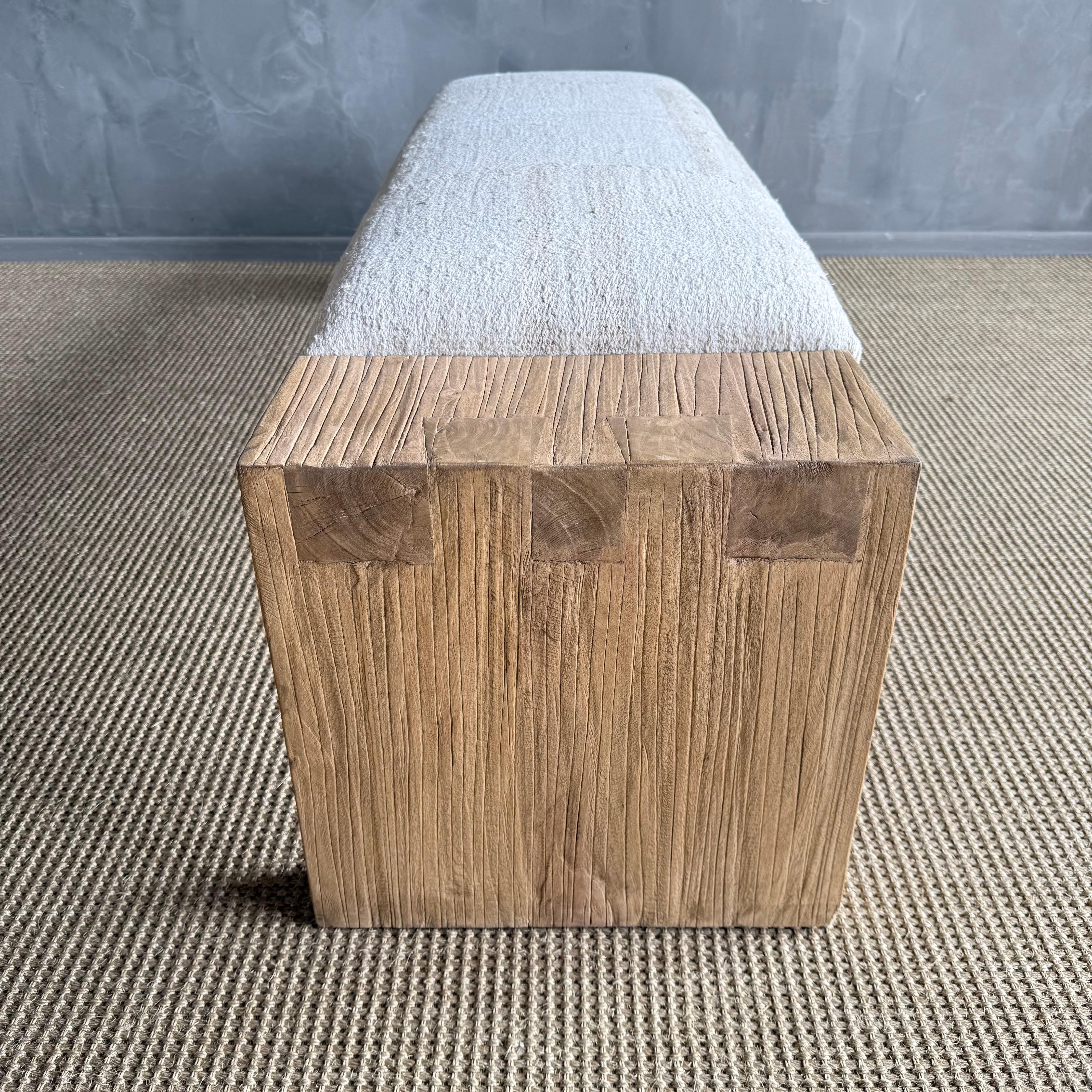 XXIe siècle et contemporain Banc Casi en bois d'orme récupéré dans un tapis turc vintage à rayures en vente