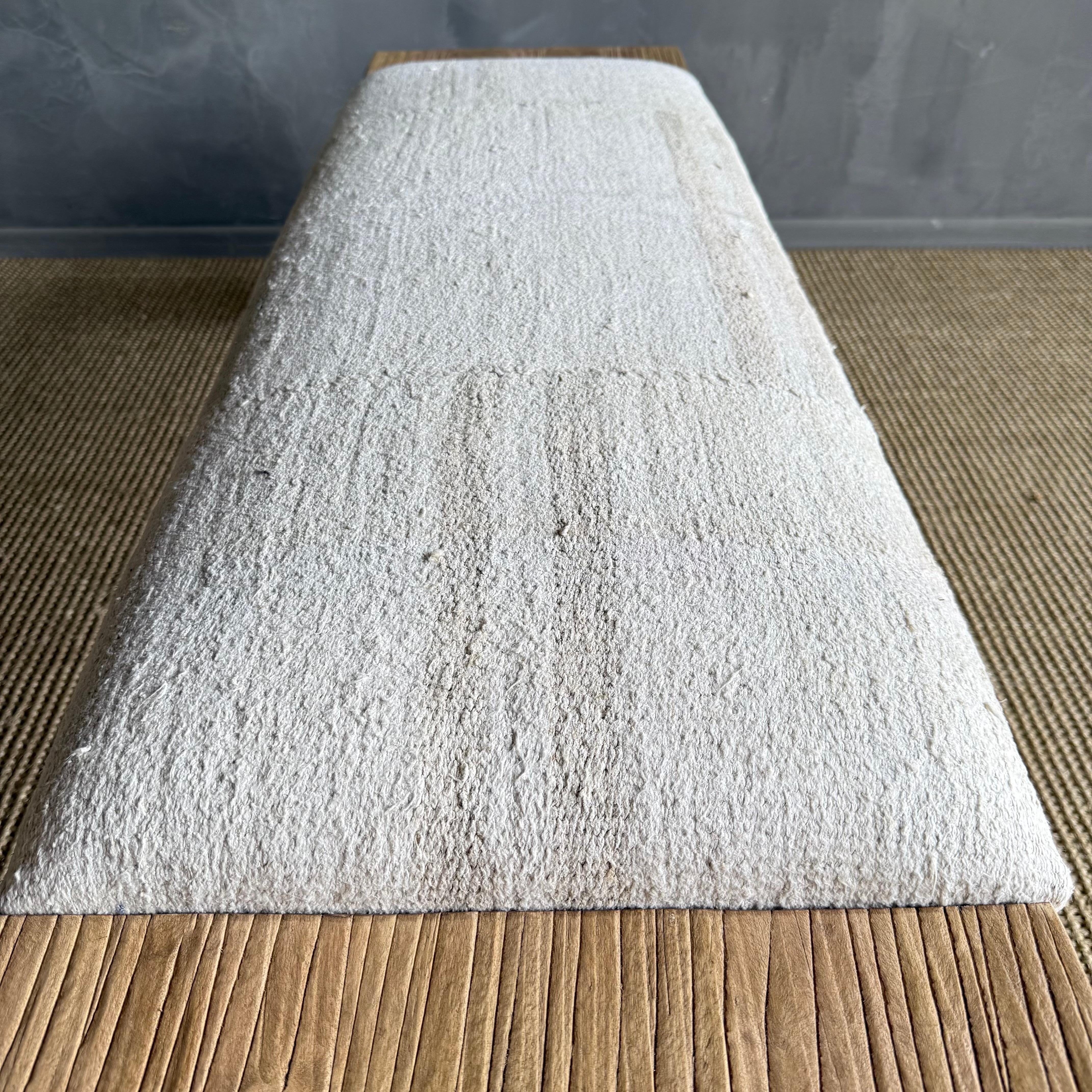 Chanvre Banc Casi en bois d'orme récupéré dans un tapis turc vintage à rayures en vente