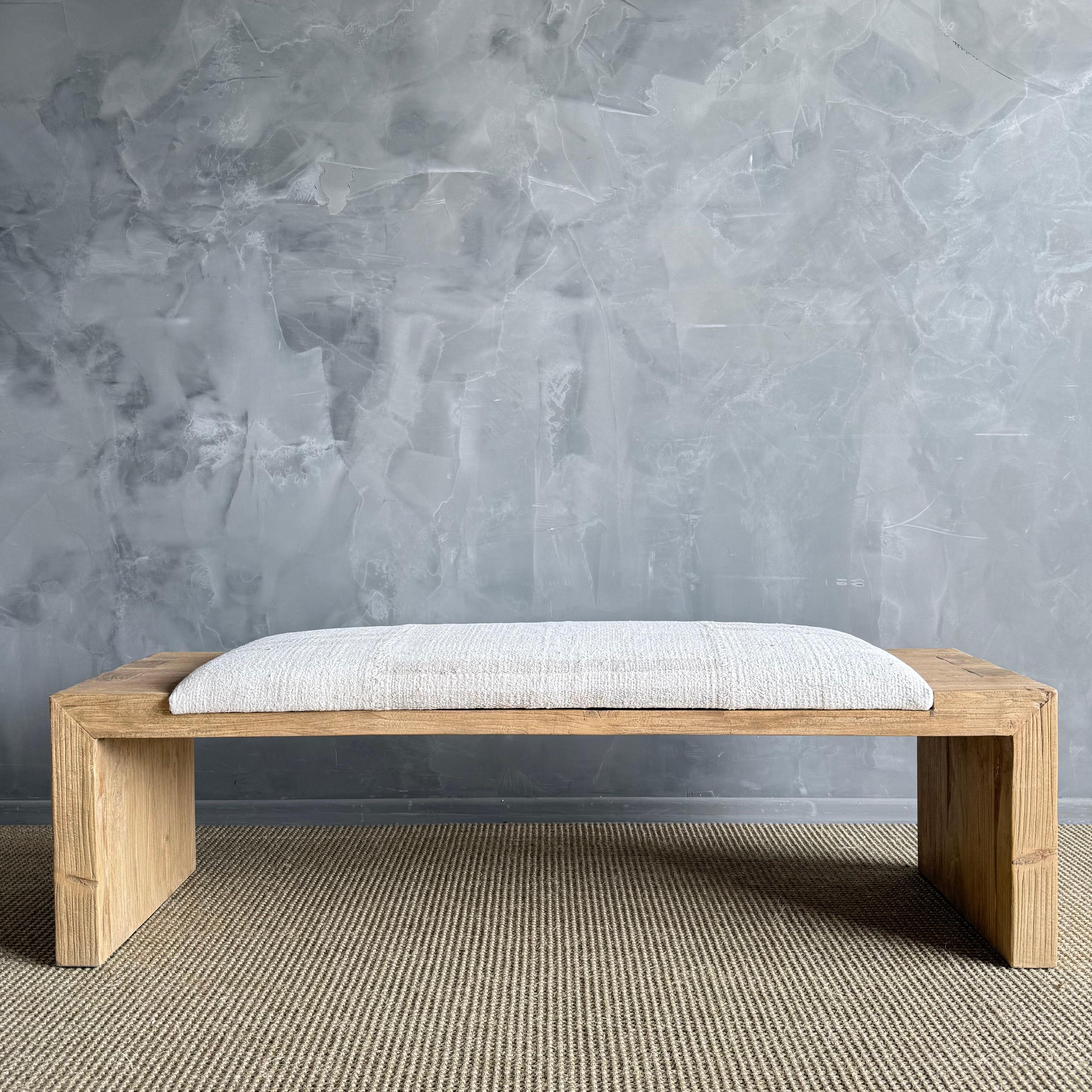 Banc Casi en bois d'orme récupéré dans un tapis turc vintage à rayures en vente 1