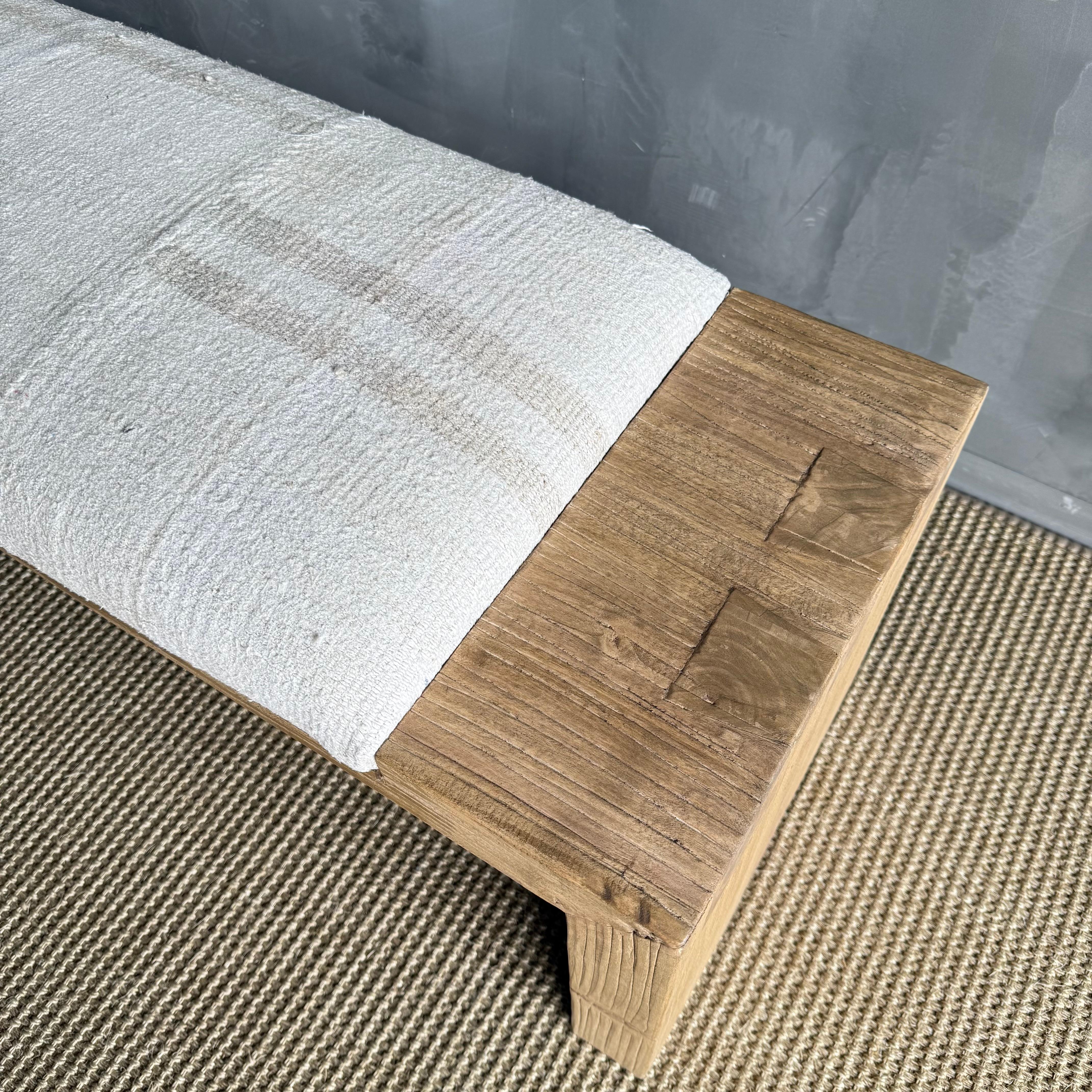 Banc Casi en bois d'orme récupéré dans un tapis turc vintage à rayures en vente 2