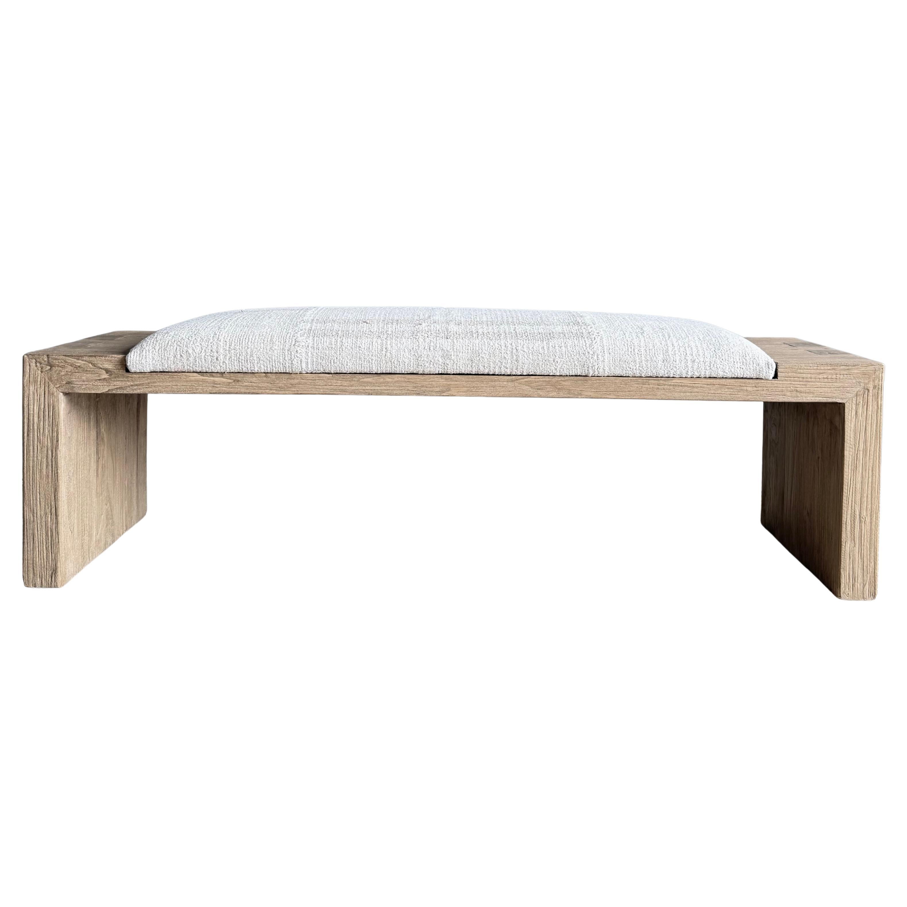 Casi Banco de madera de olmo recuperada con alfombra turca vintage a rayas