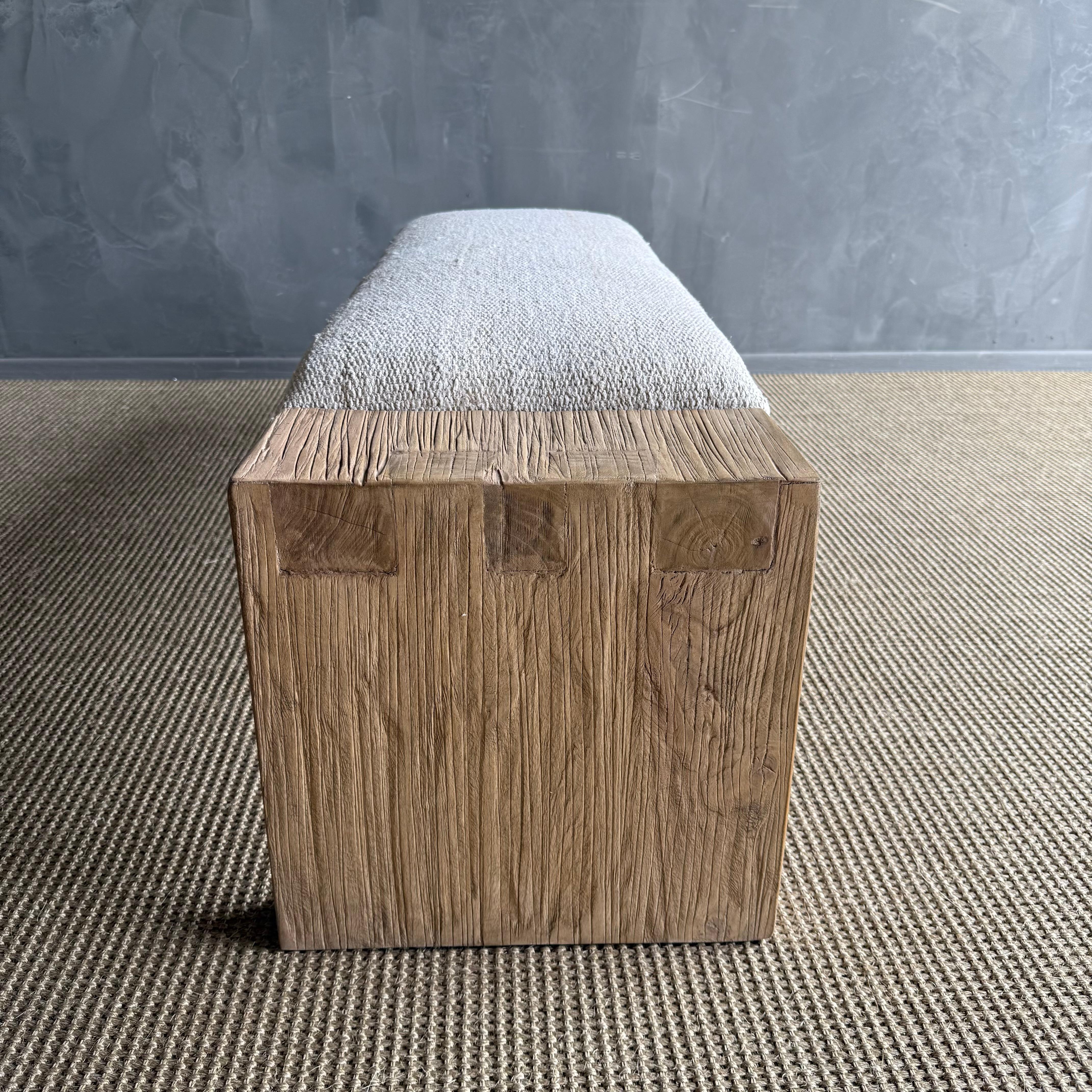 Panchina Casi in legno di olmo recuperato con rivestimento in moquette vintage di Bloom Home in vendita 3