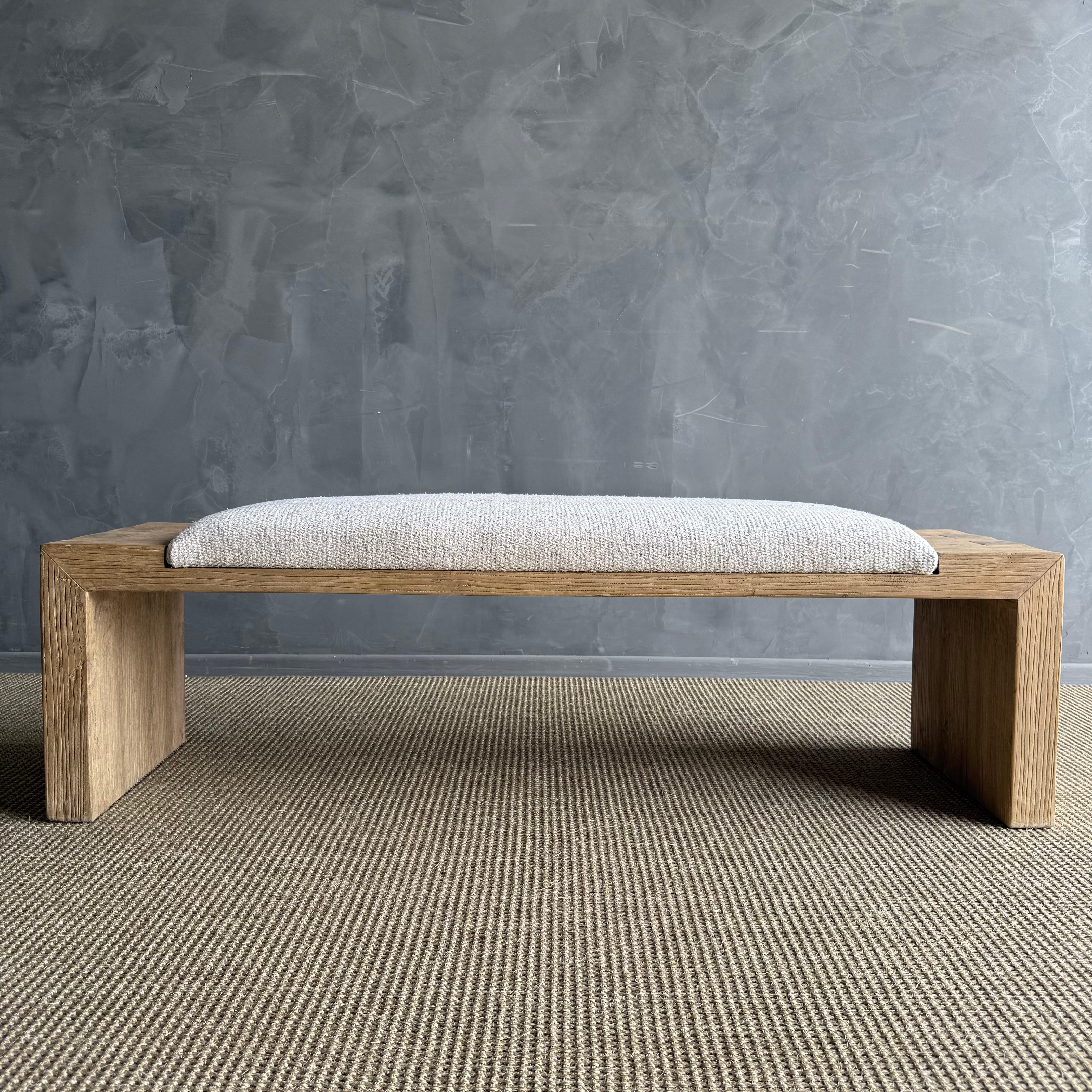 Americano Panchina Casi in legno di olmo recuperato con rivestimento in moquette vintage di Bloom Home in vendita