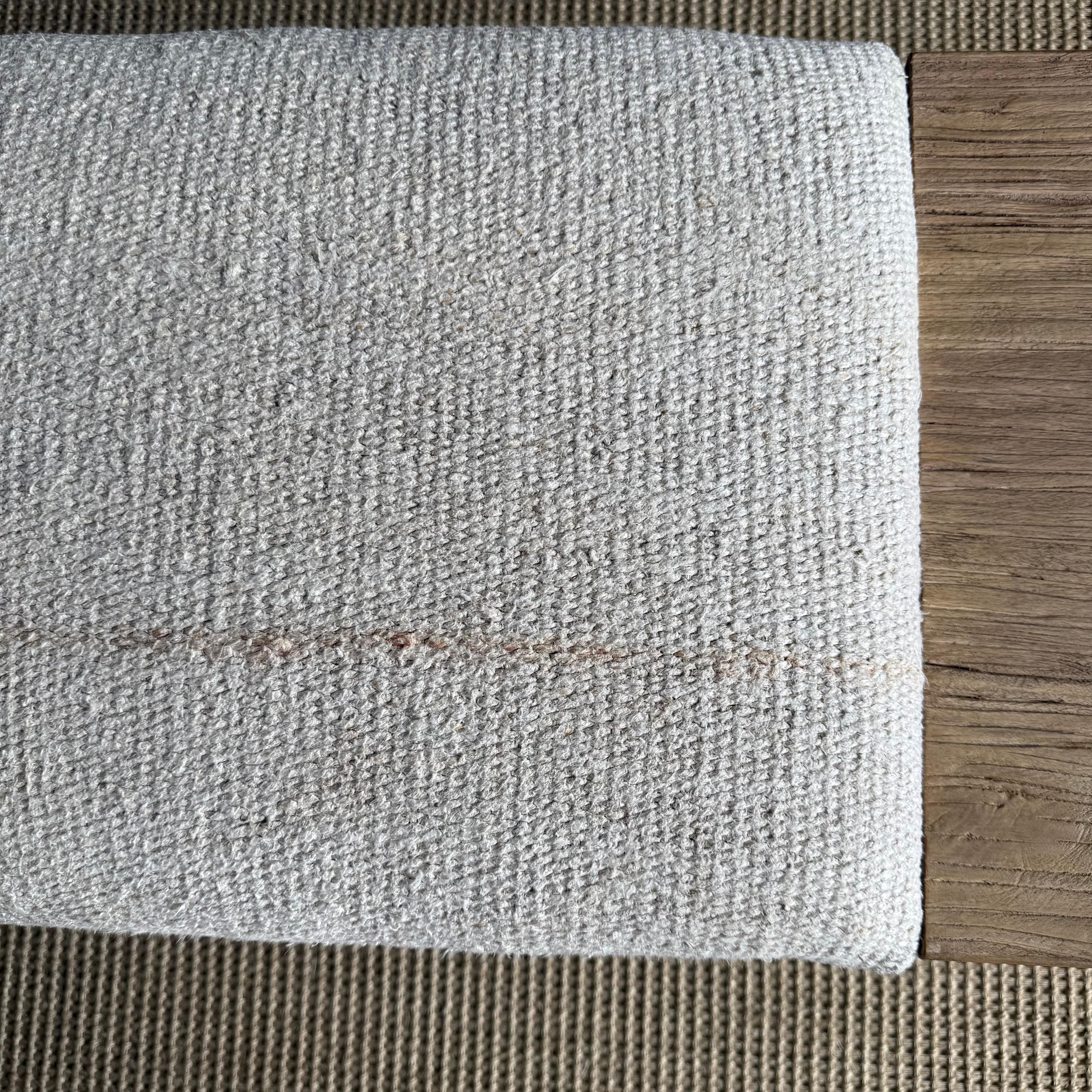 XXI secolo e contemporaneo Panchina Casi in legno di olmo recuperato con rivestimento in moquette vintage di Bloom Home in vendita
