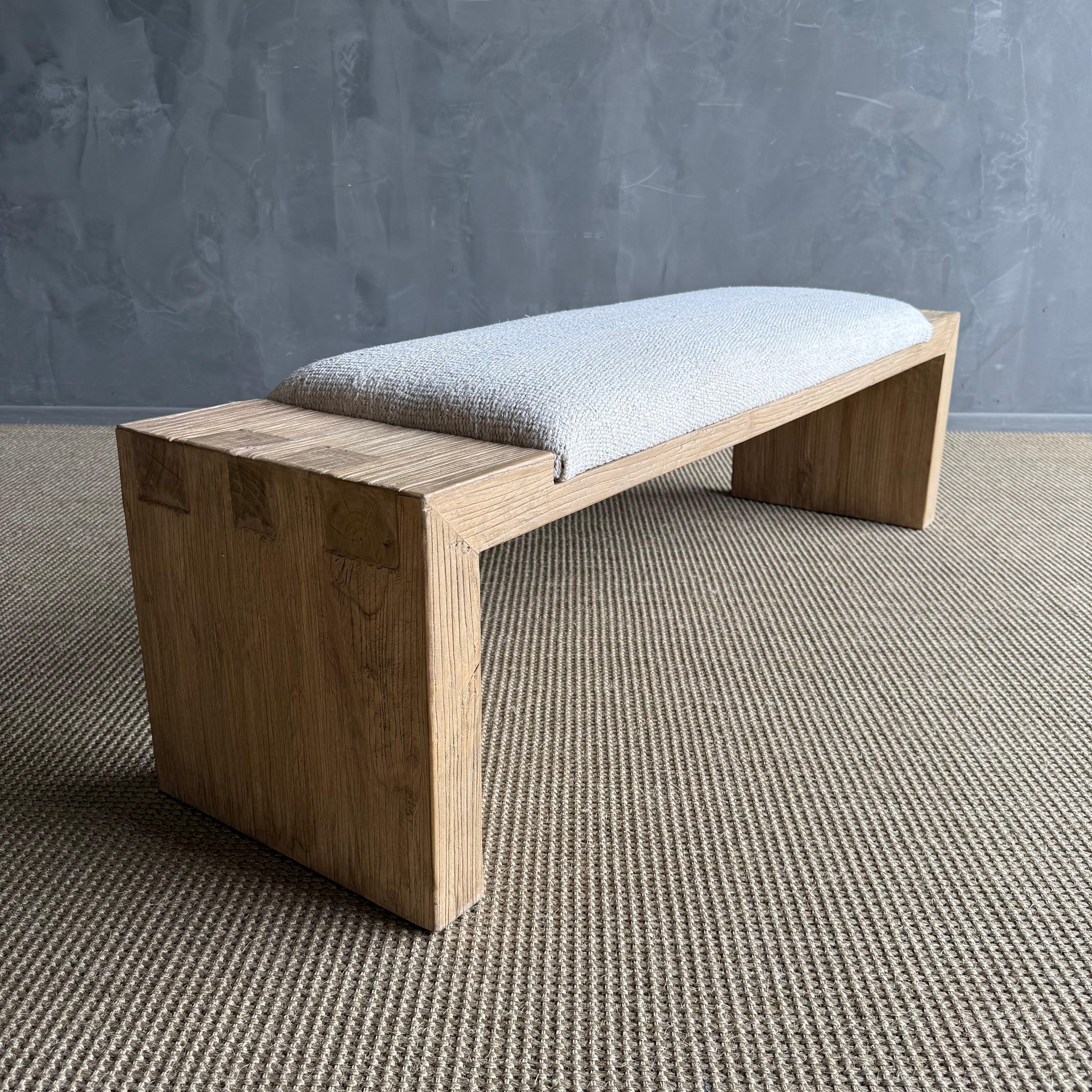 Panchina Casi in legno di olmo recuperato con rivestimento in moquette vintage di Bloom Home in vendita 2
