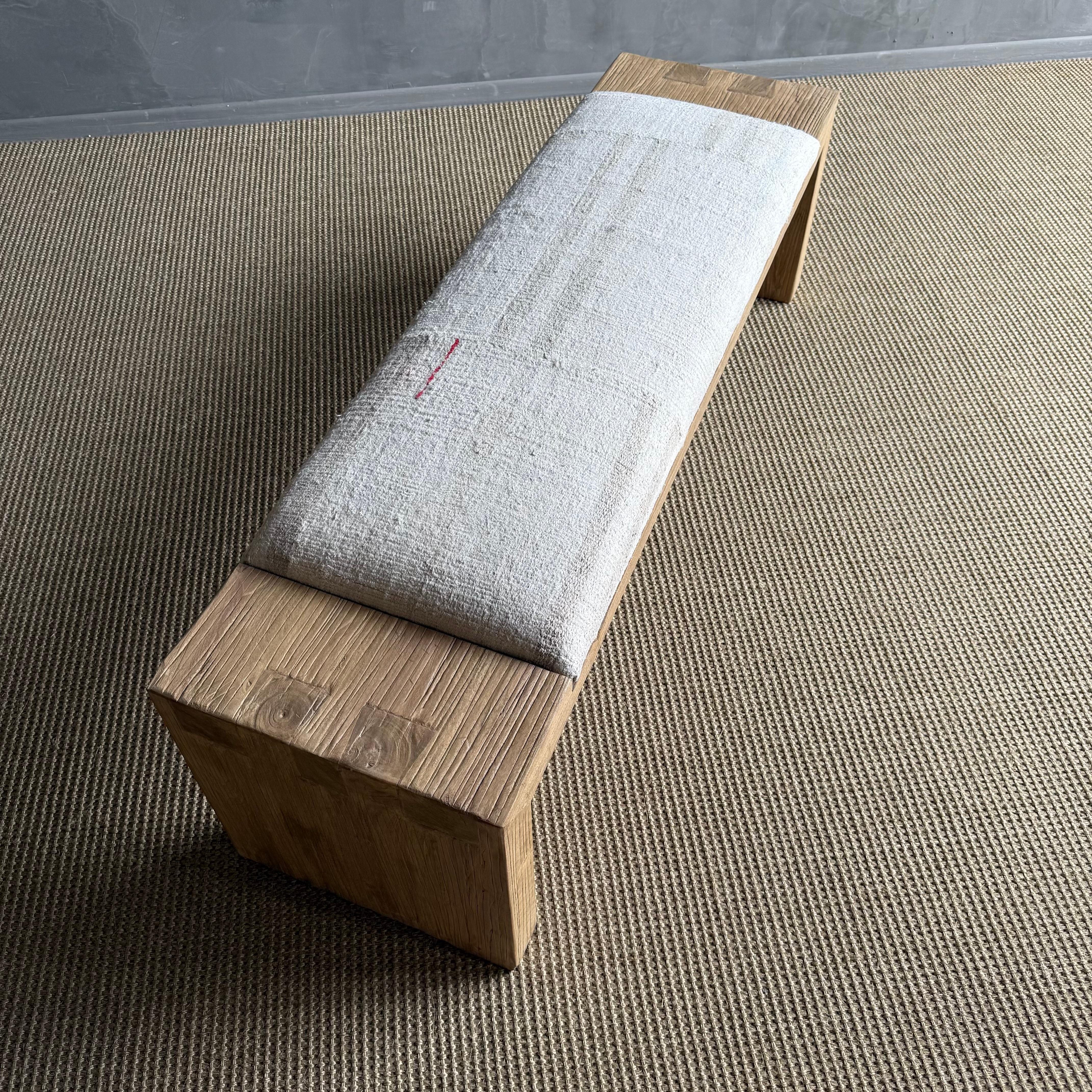 Banc Casi en bois d'orme récupéré avec tapisserie de tapis vintage par Bloom Home Inc en vente 3