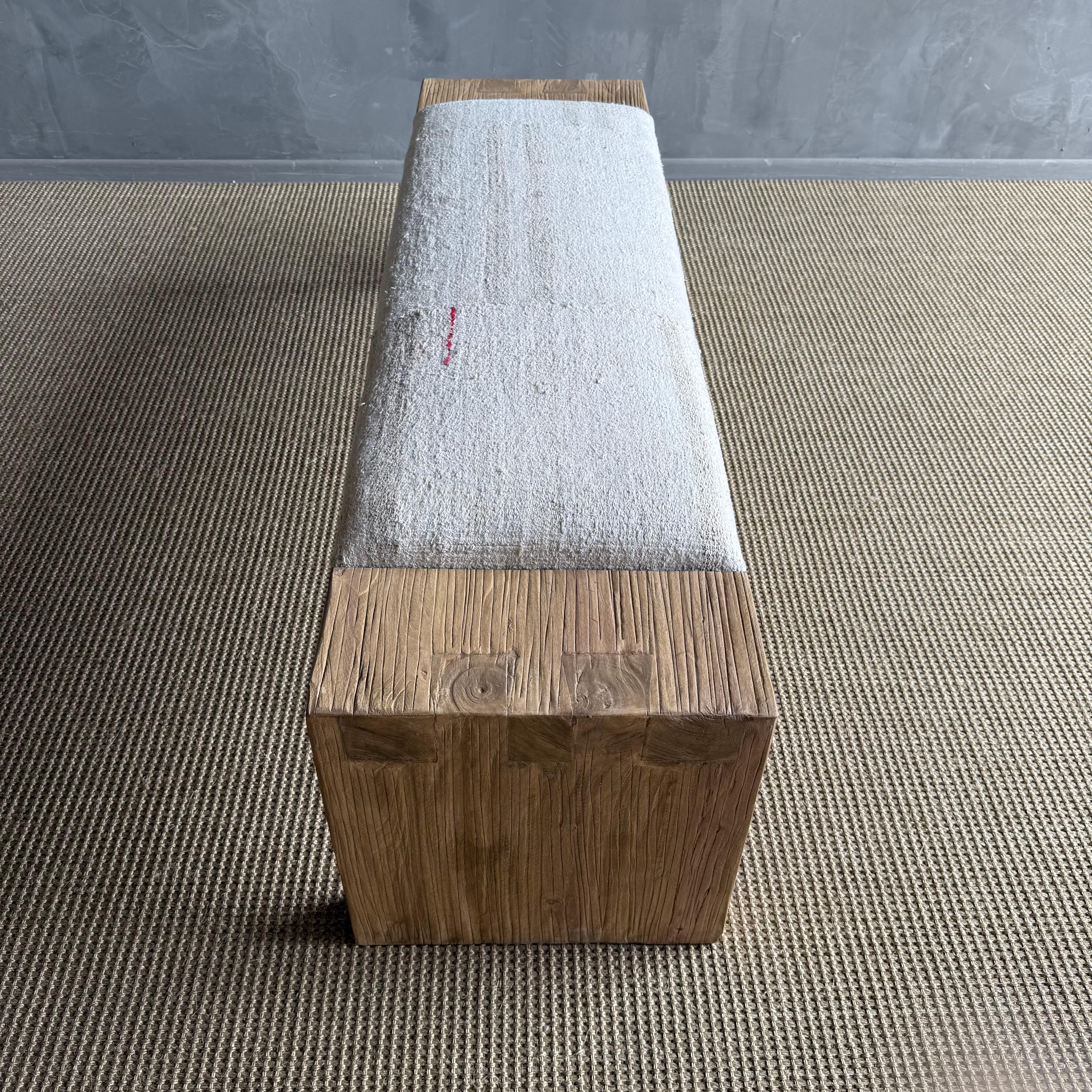 Banc Casi en bois d'orme récupéré avec tapisserie de tapis vintage par Bloom Home Inc en vente 4